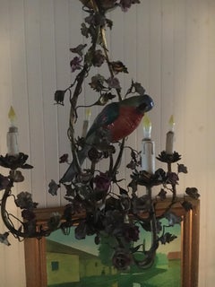 Lustre italien fantaisiste:: perroquet en porcelaine:: roses en porcelaine:: cage en vermeil