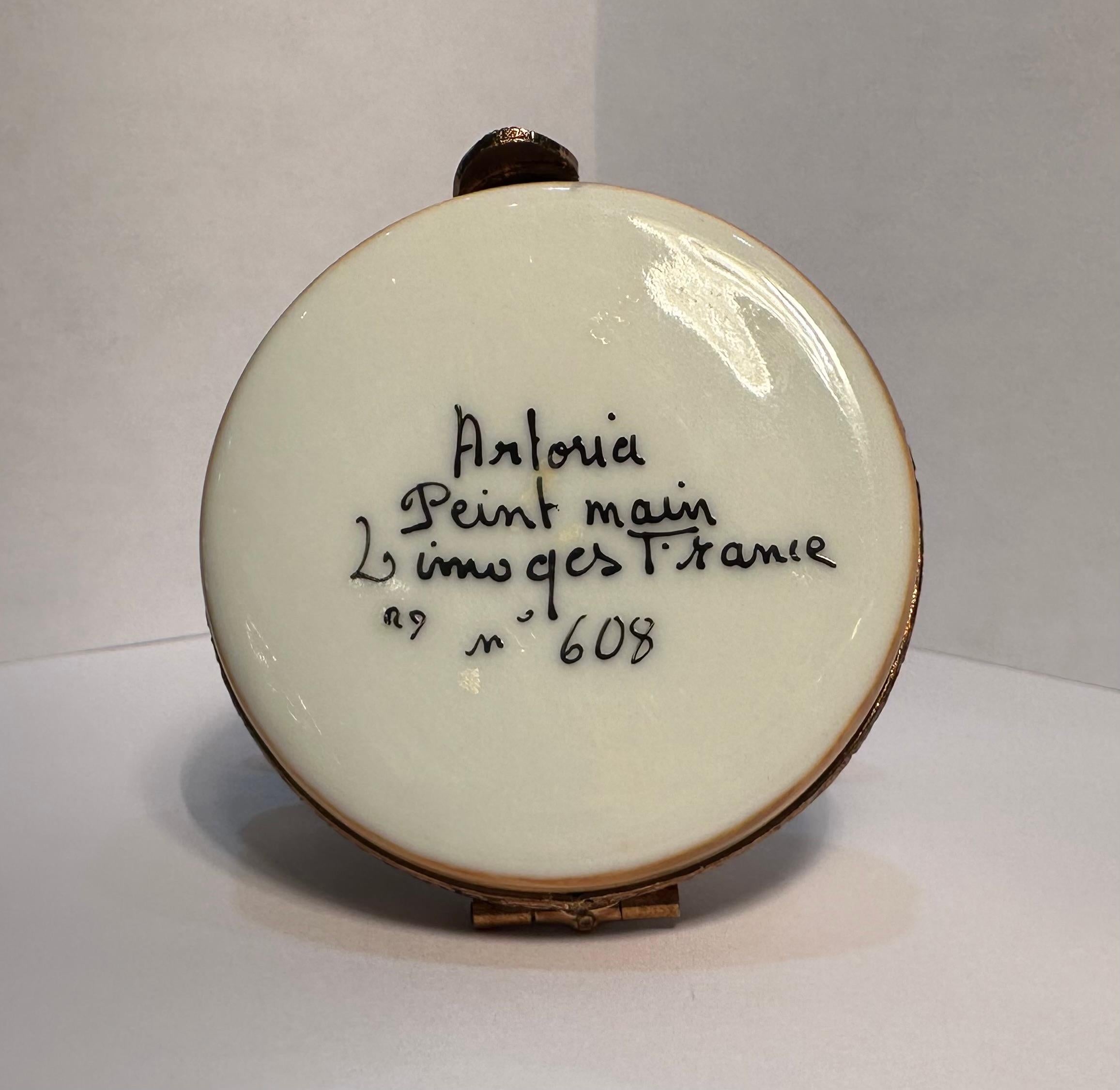 Caprichosa caja de baratijas de porcelana de Limoges Francia Fantasma de Halloween con bola y cadena siglo XX en venta