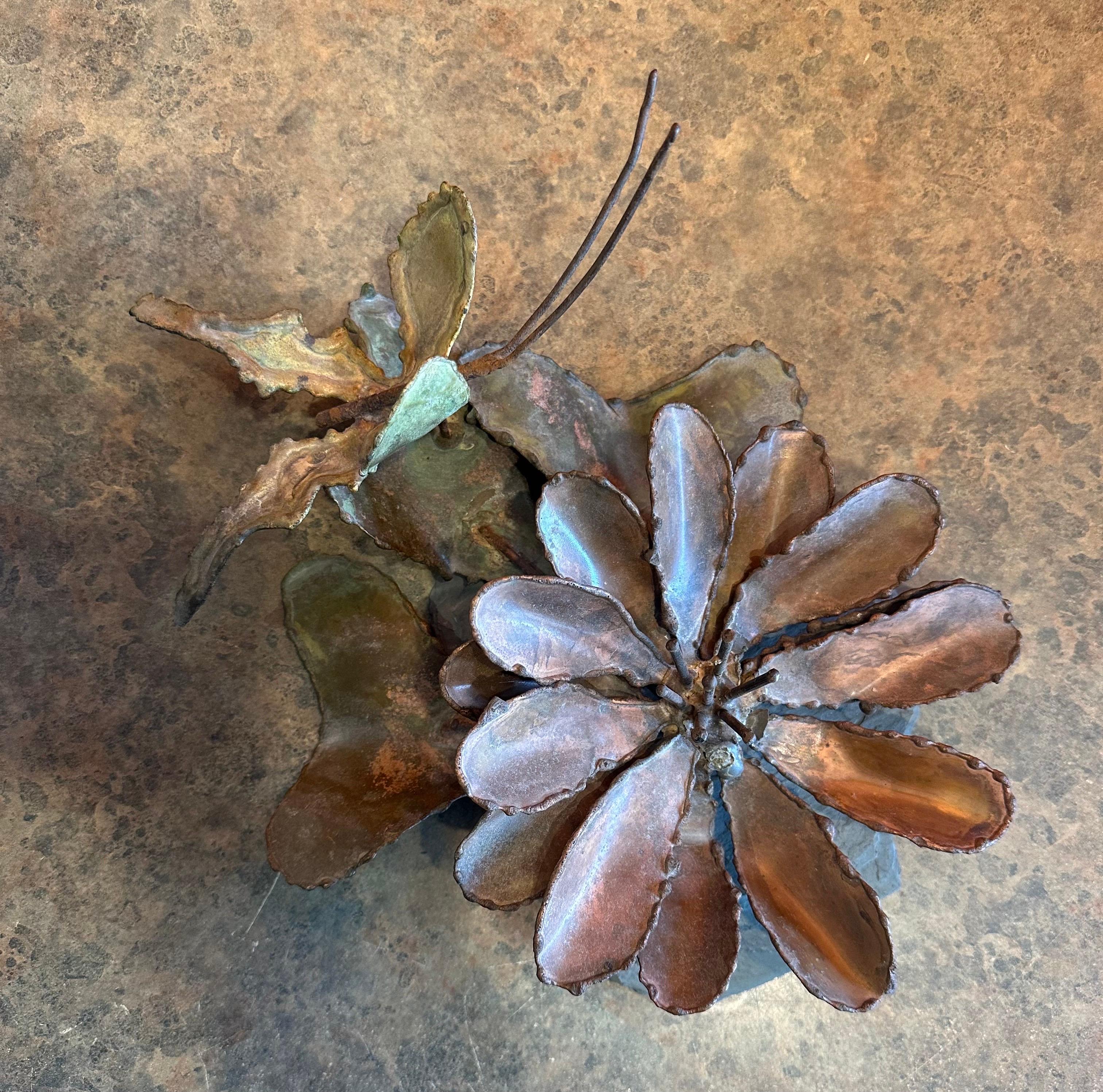 Sculpture fantaisiste MCM papillon et fleur en alliage et ardoise en vente 3