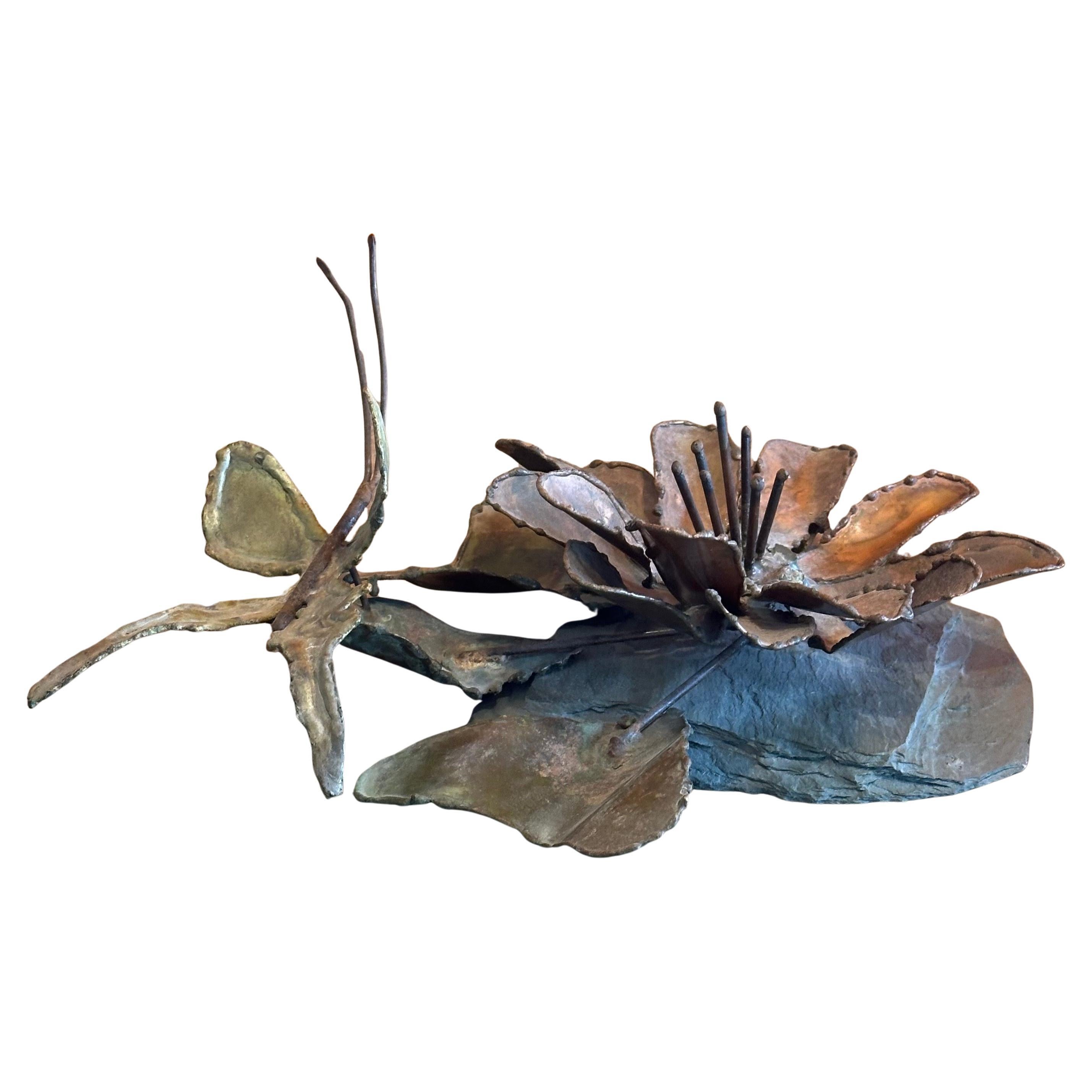 Sculpture fantaisiste en ardoise et métaux mixtes, papillon et fleur, MCM, circa 1970.  Cette pièce non signée, qui mesure 13 