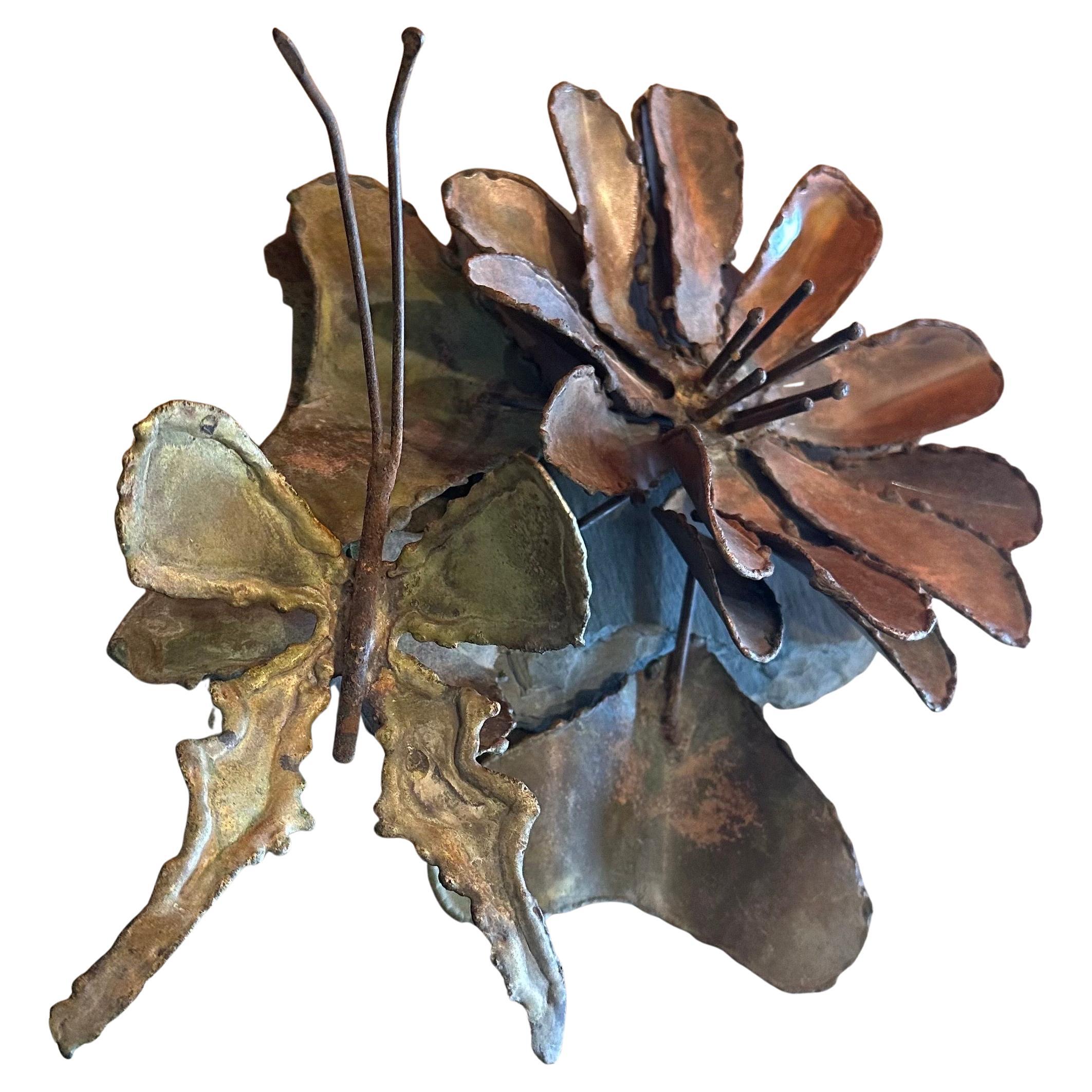 Mid-Century Modern Sculpture fantaisiste MCM papillon et fleur en alliage et ardoise en vente