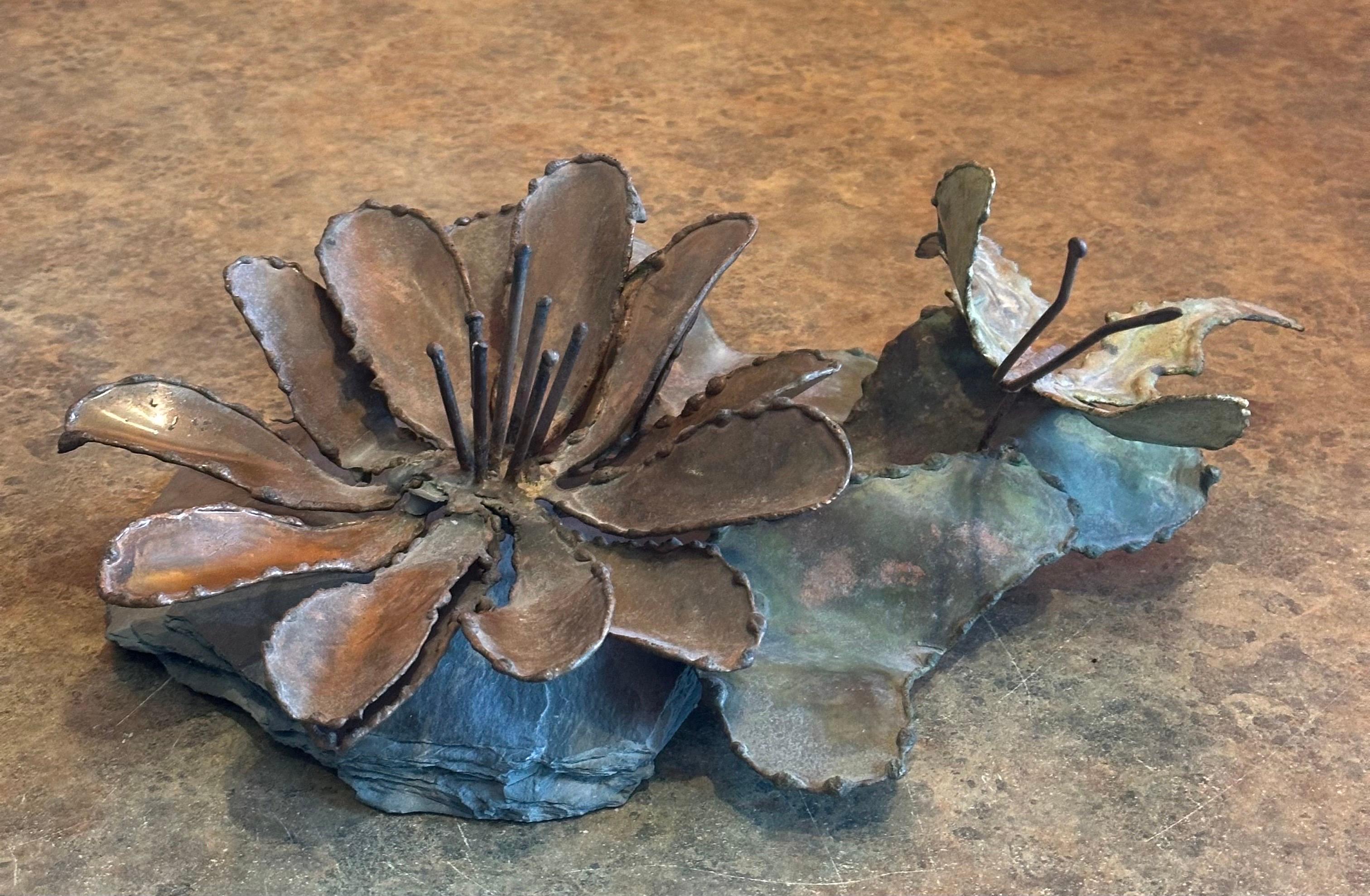 Américain Sculpture fantaisiste MCM papillon et fleur en alliage et ardoise en vente
