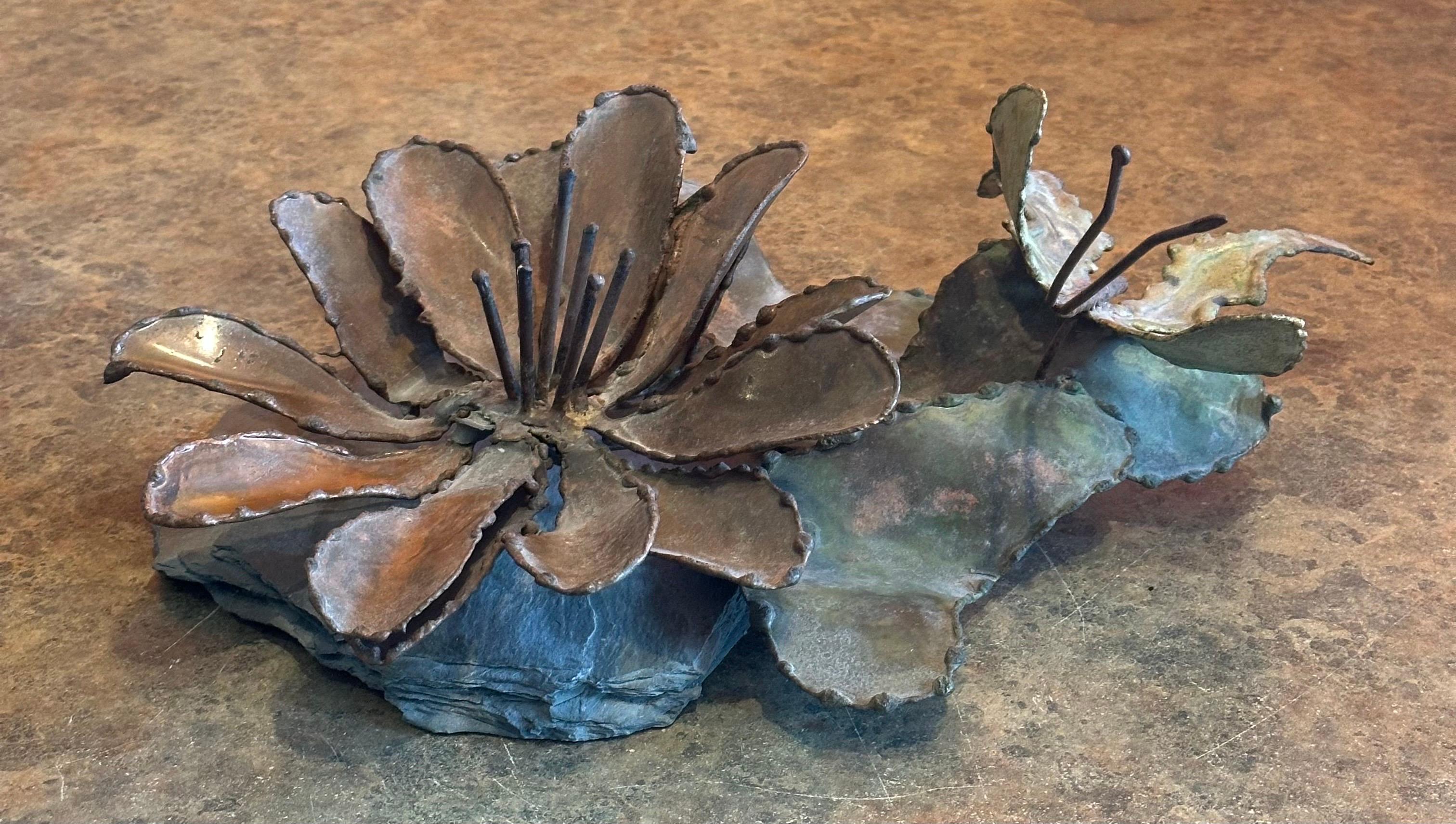 20ième siècle Sculpture fantaisiste MCM papillon et fleur en alliage et ardoise en vente