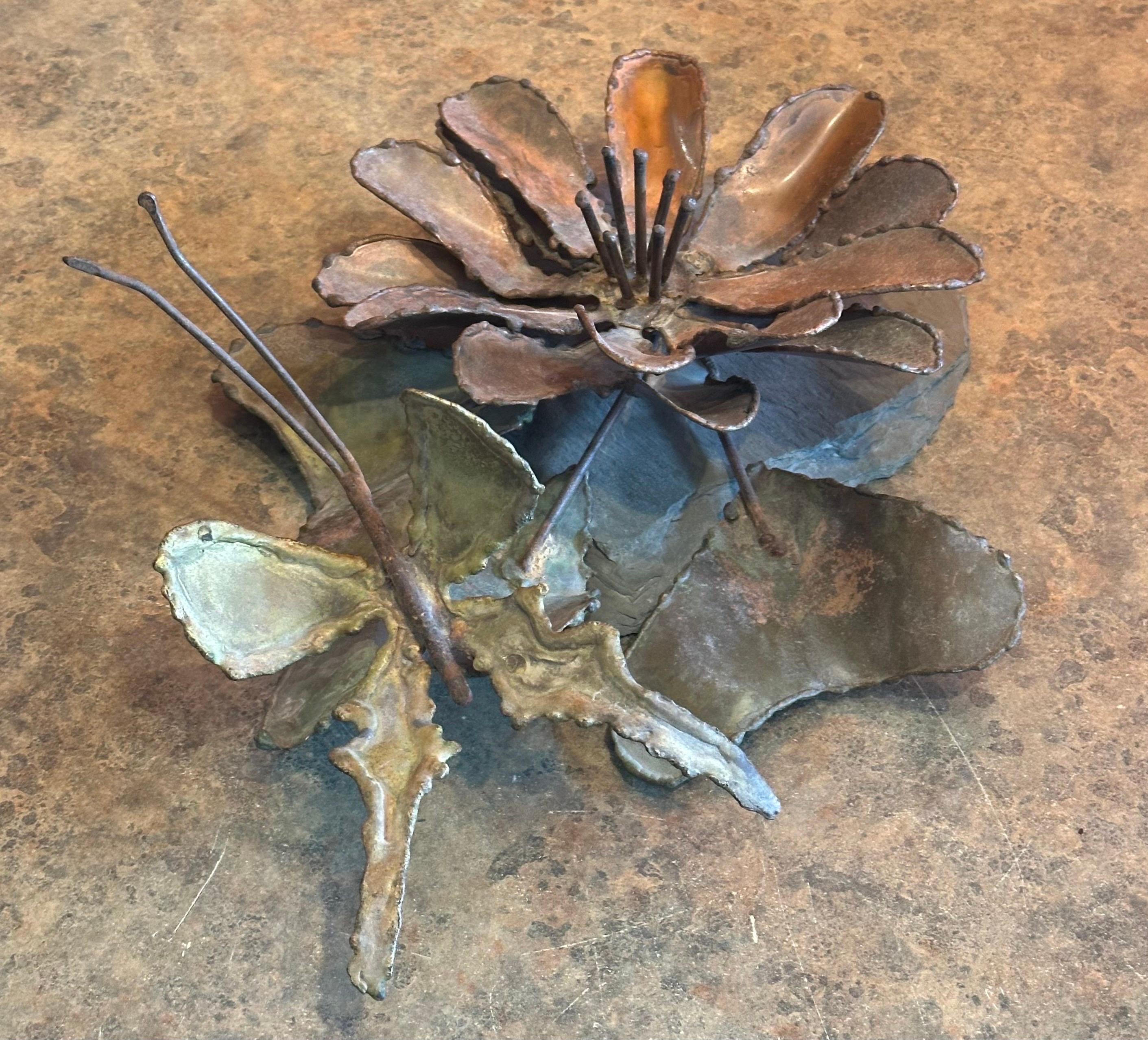 Cuivre Sculpture fantaisiste MCM papillon et fleur en alliage et ardoise en vente
