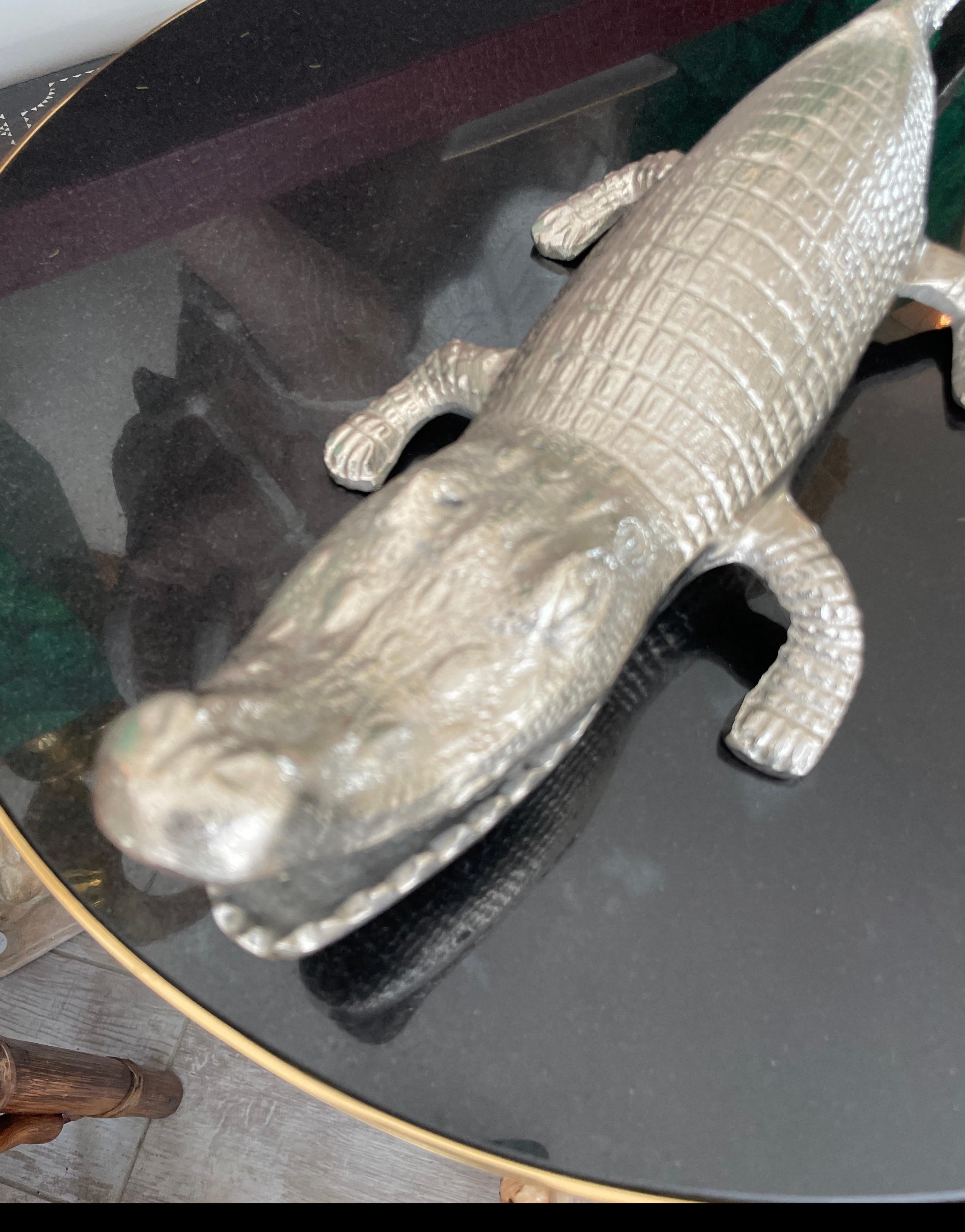 Sculpture fantaisiste d'alligator en aluminium.  Environ deux pieds de long.