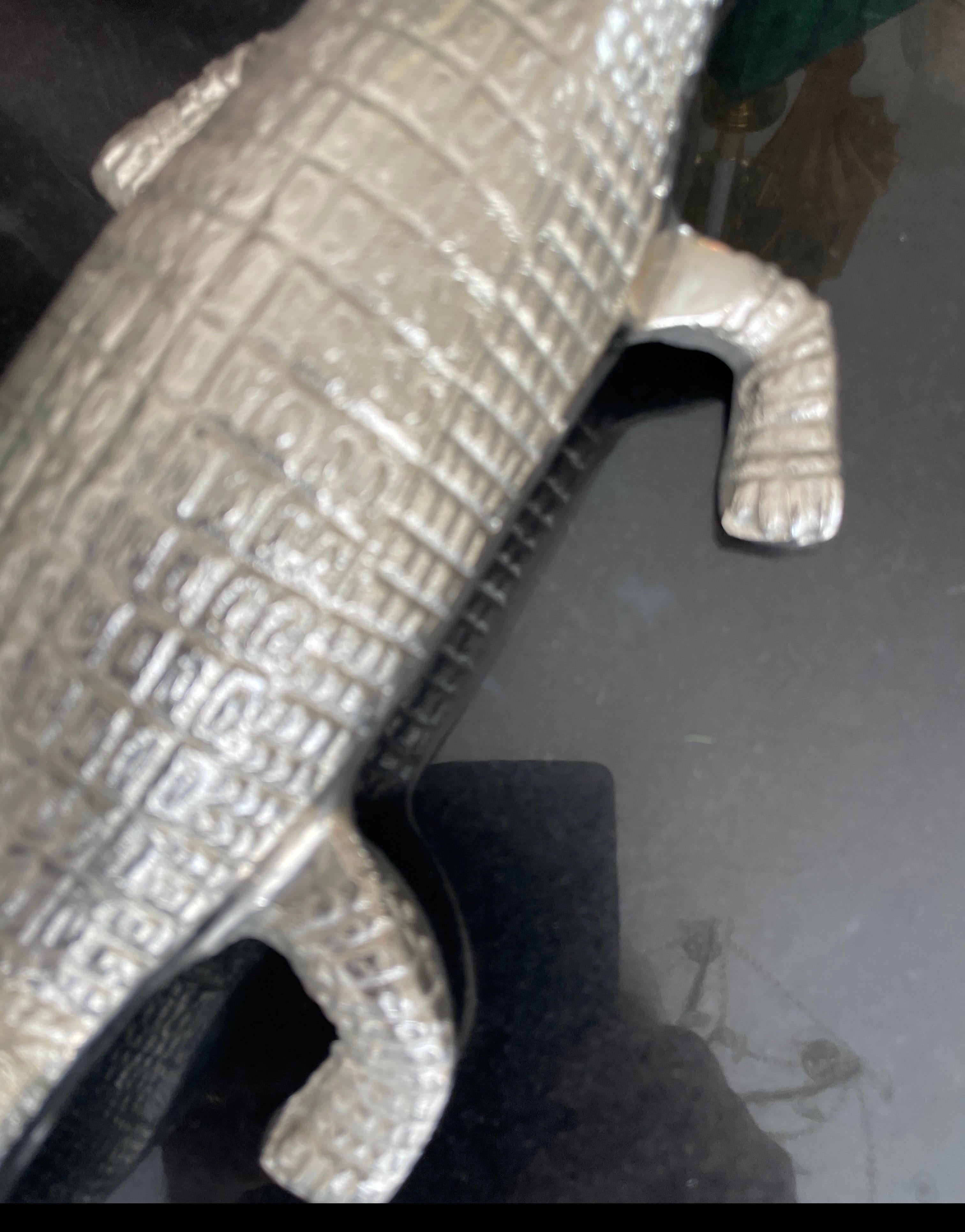20ième siècle Sculpture fantaisiste en métal représentant un alligator en vente