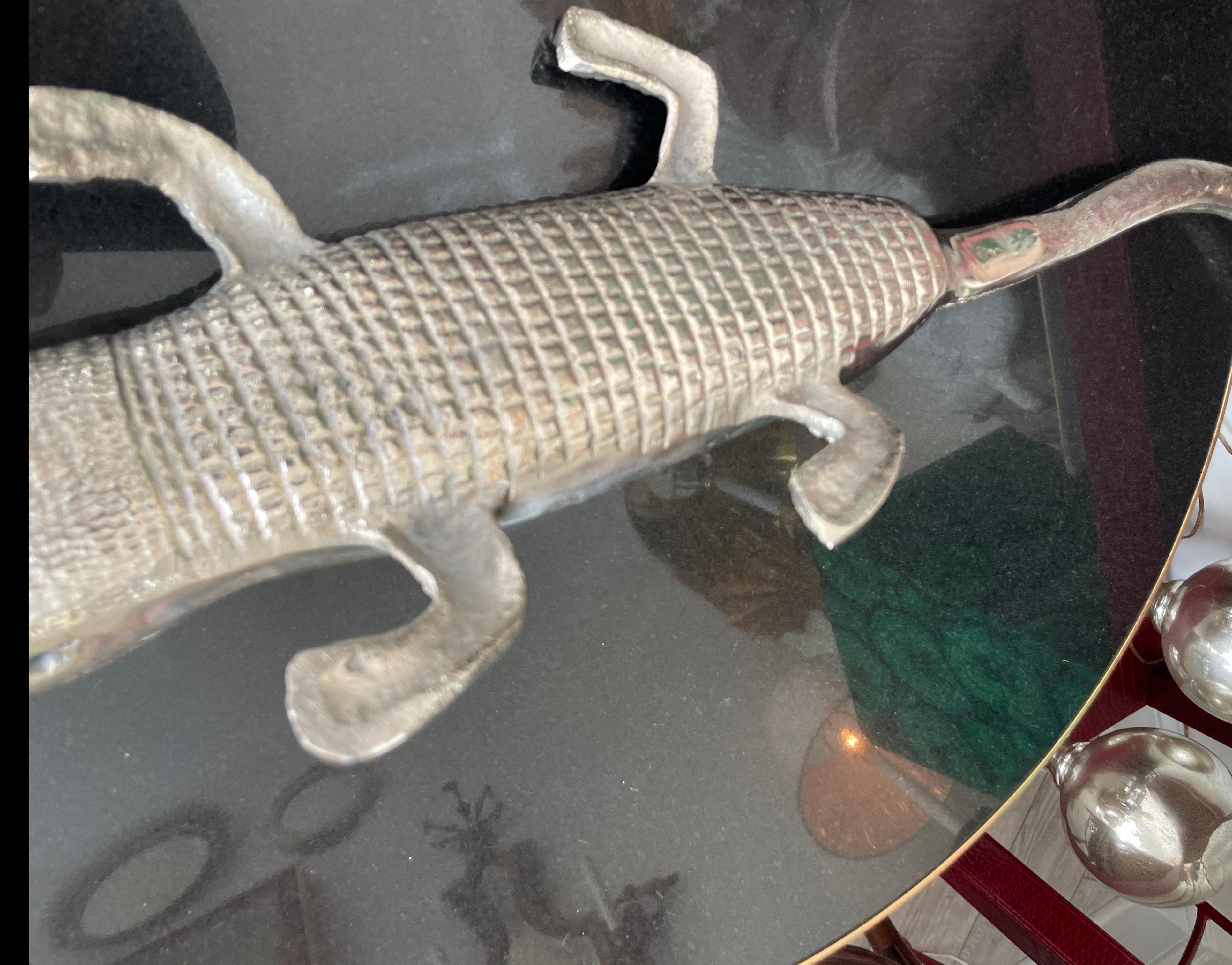 Sculpture fantaisiste en métal représentant un alligator en vente 1
