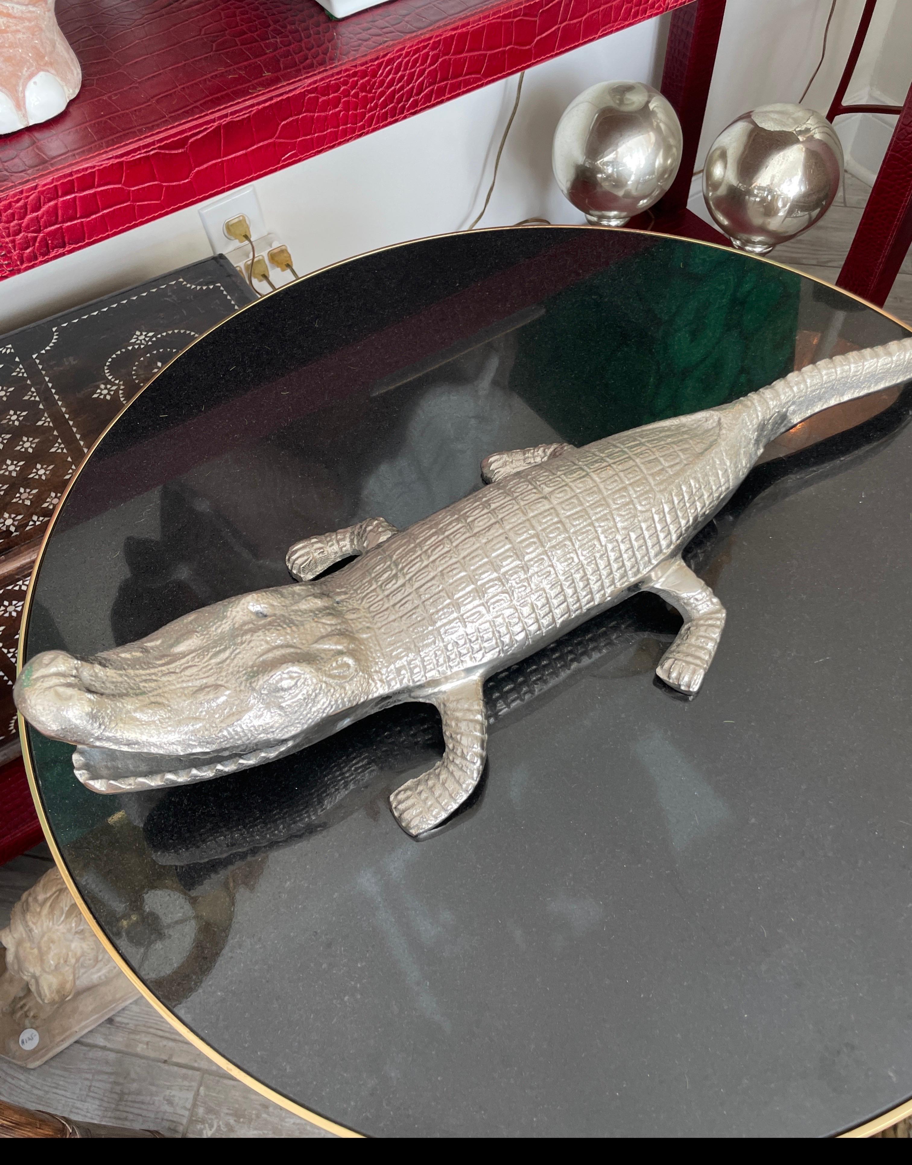 Sculpture fantaisiste en métal représentant un alligator en vente 2