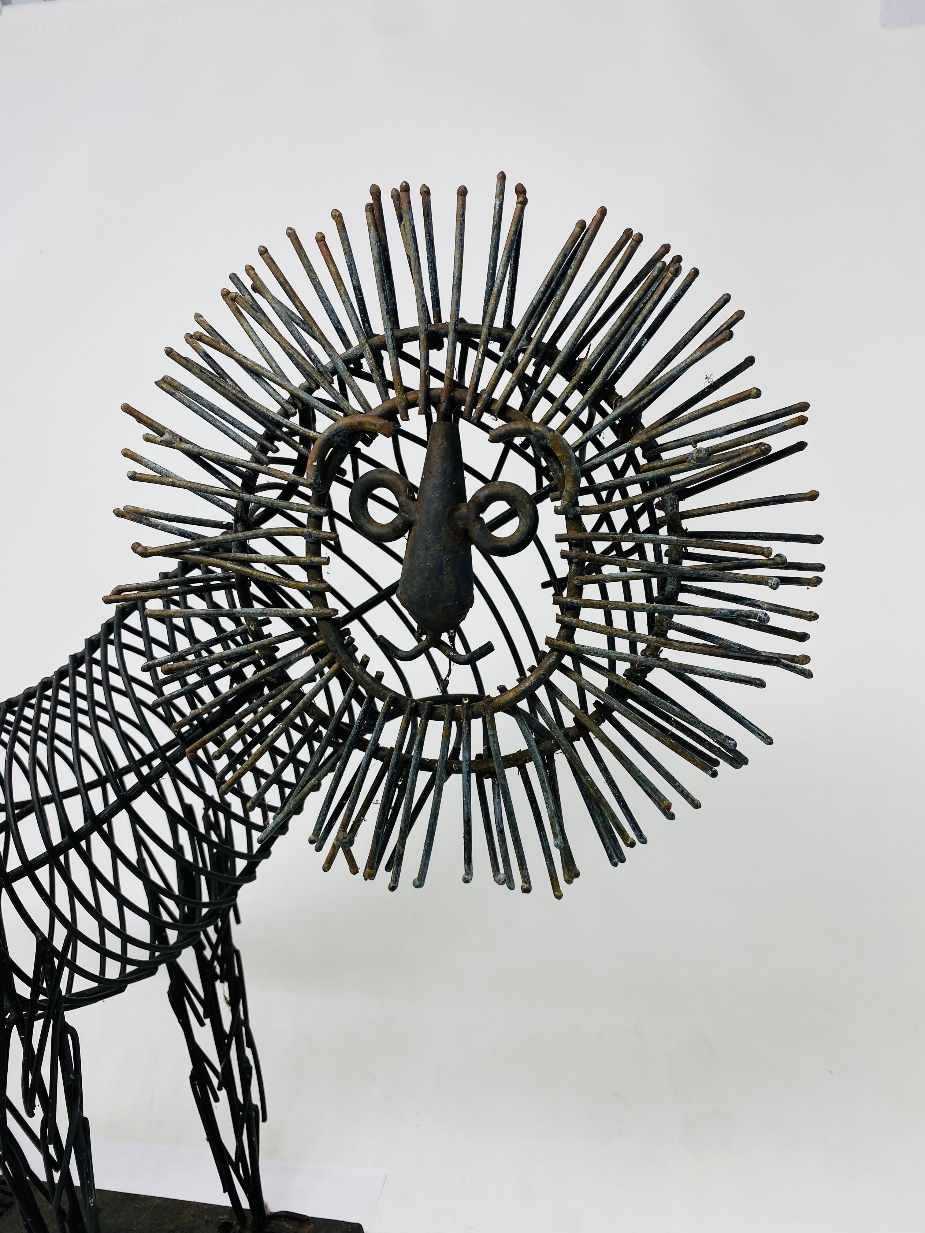 Americano Scultura di leone di grandi dimensioni in filo di metallo nello stile di C.C. in vendita