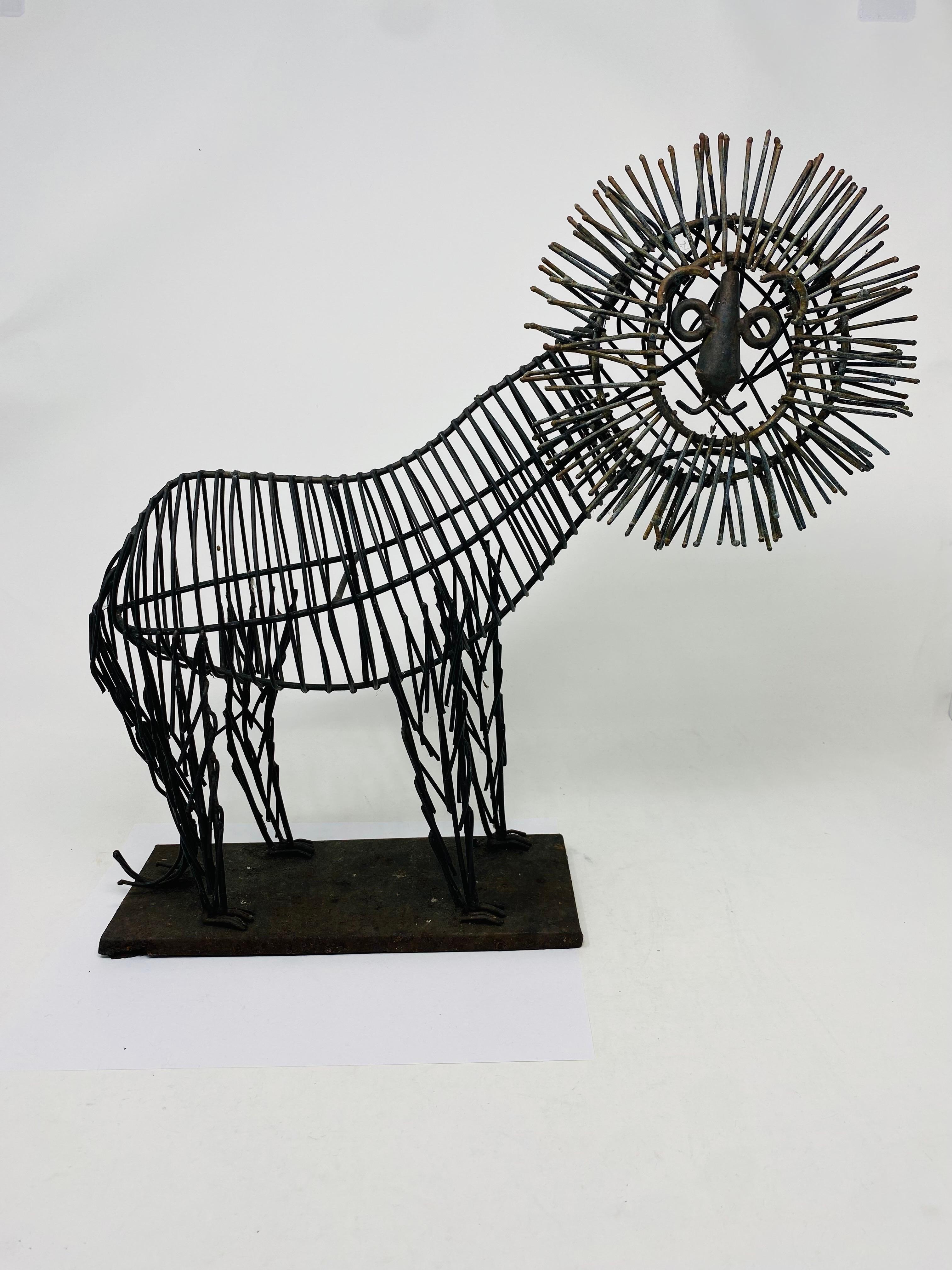 Scultura di leone di grandi dimensioni in filo di metallo nello stile di C.C. In condizioni buone in vendita a San Diego, CA