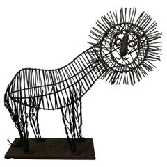 Grande sculpture de lion fantaisiste en fil de métal dans le style de C. Jere