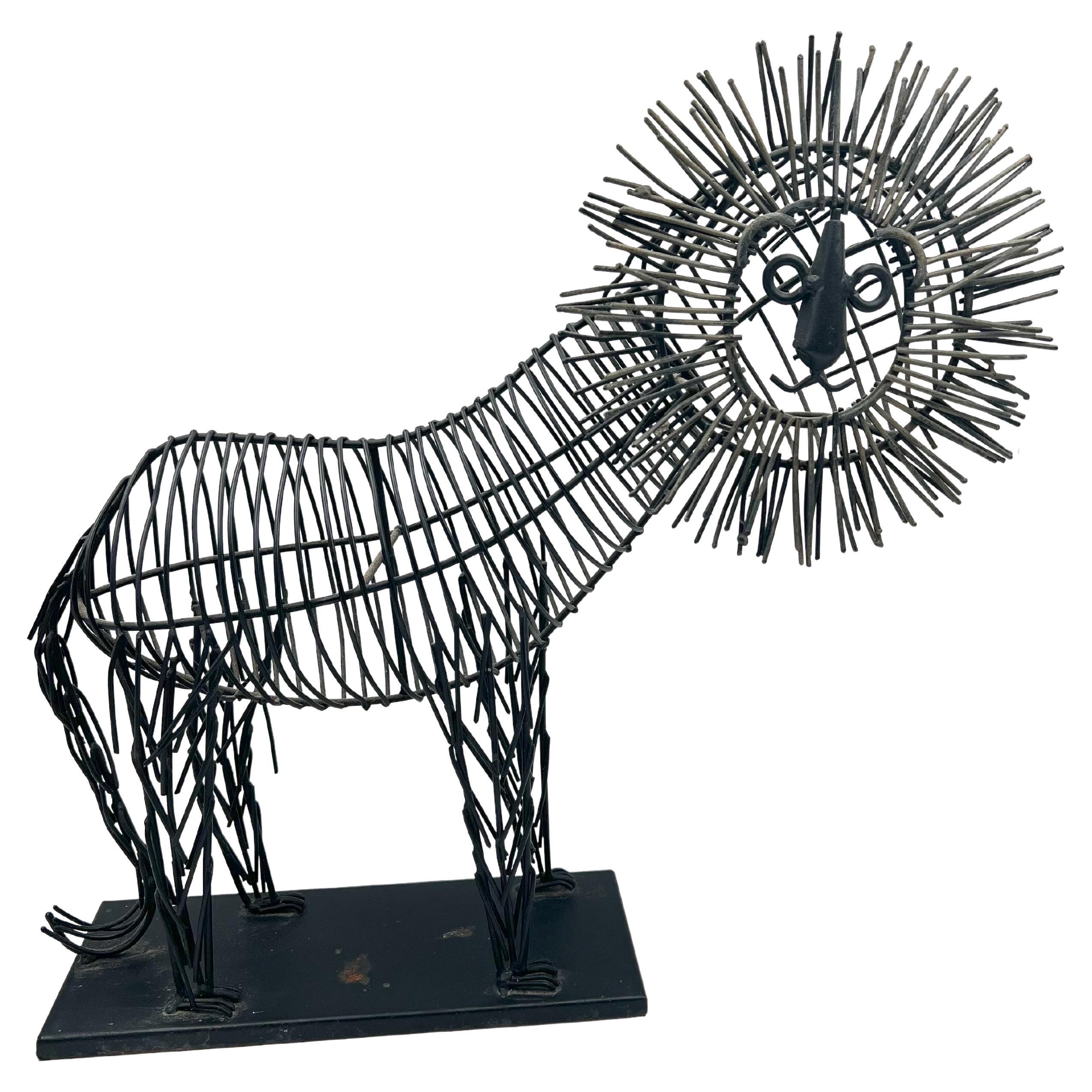Sculpture de lion fantaisiste en métal métallique dans le style de C. Jere