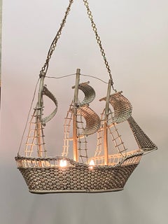 Skurriler:: detailreicher Schiffskronleuchter aus Weidengeflecht