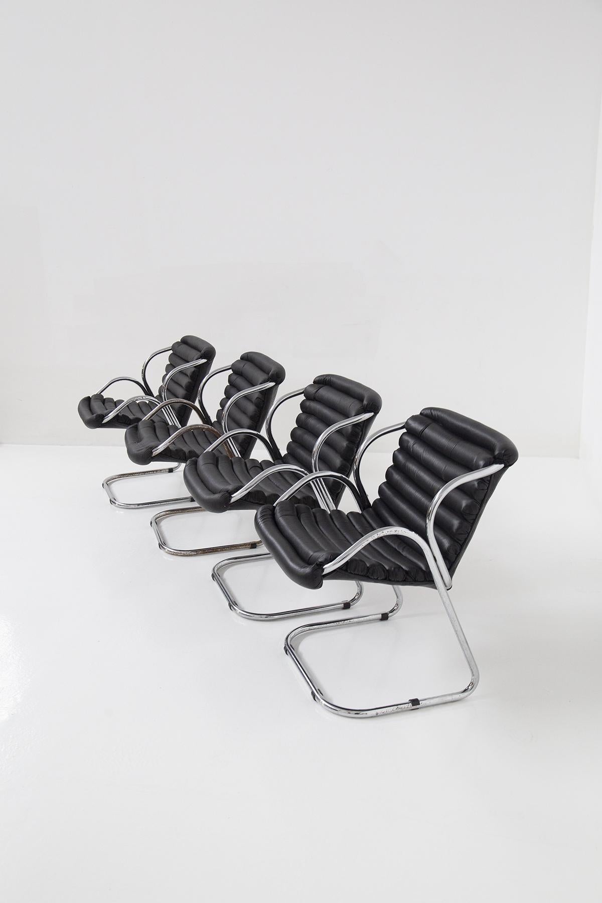 Skurrile Mid-Century-Stühle aus schwarzem Leder im Angebot 3