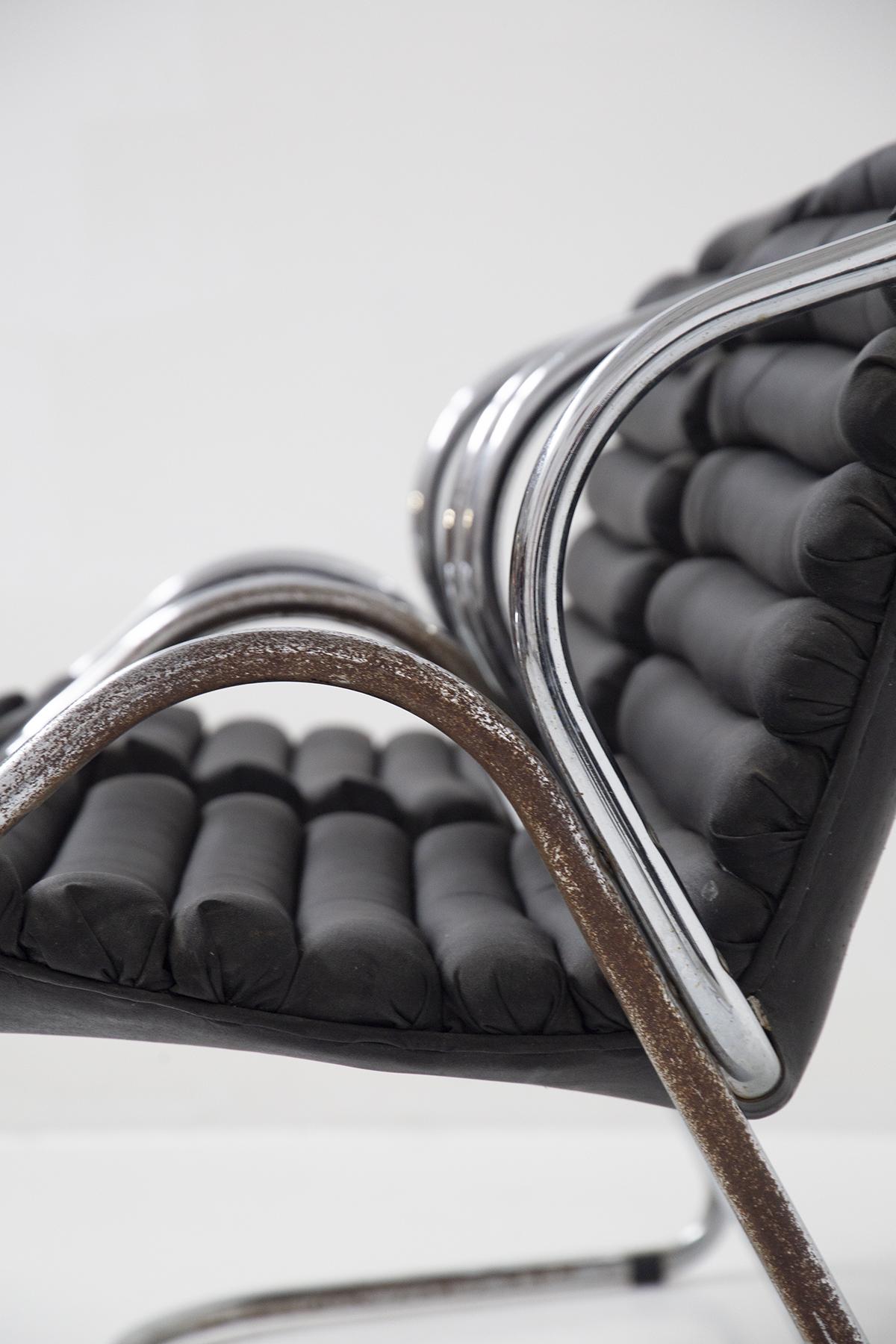 Skurriles Set bestehend aus vier feinen, in Italien hergestellten Lederstühlen aus den 1960er Jahren.
Das Gestell ist aus verchromtem Stahl und hat einen einzigen halbrechteckigen Fuß, das Gestell hat eine sehr skurrile Form. Von den Füßen gehen