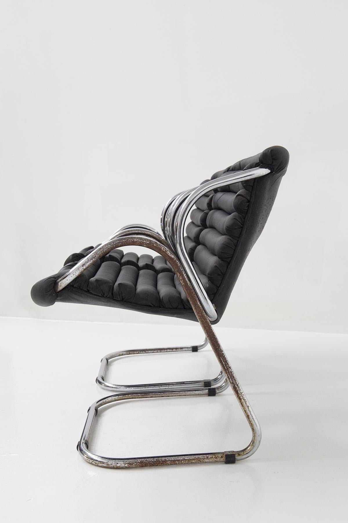 Skurrile Mid-Century-Stühle aus schwarzem Leder (Mitte des 20. Jahrhunderts) im Angebot