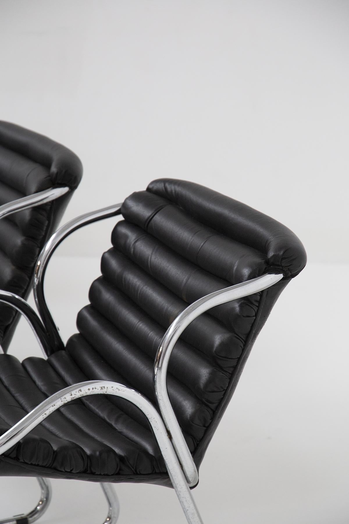 Skurrile Mid-Century-Stühle aus schwarzem Leder (Stahl) im Angebot