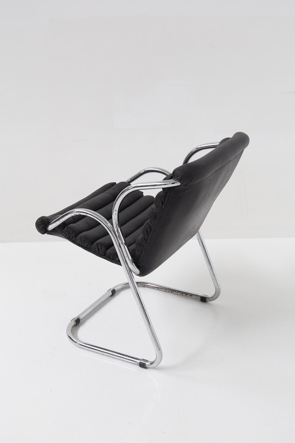 Skurrile Mid-Century-Stühle aus schwarzem Leder im Angebot 2
