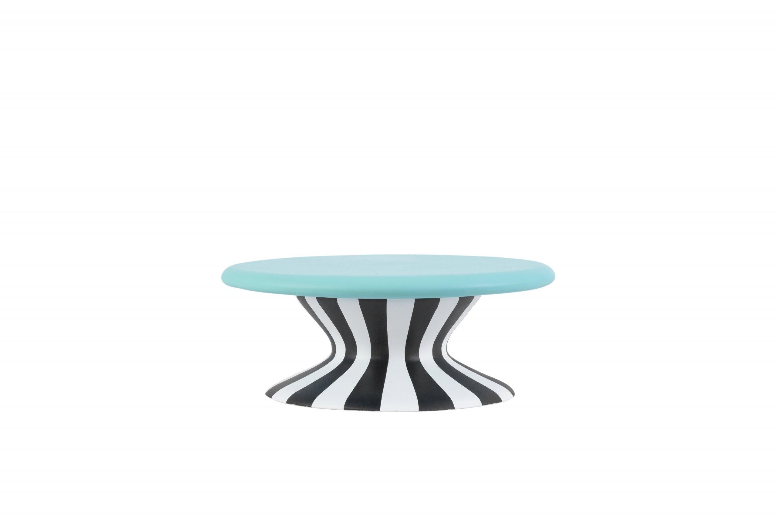 Bringen Sie Charme und Charakter auf Ihren Tisch mit diesem skurrilen Mini Nubian Serving Stand, inspiriert von unserer geliebten Nubian Collection. Dieses Stück wurde entworfen, um Freude und Farbe in Ihr Esserlebnis zu bringen, und fängt mit