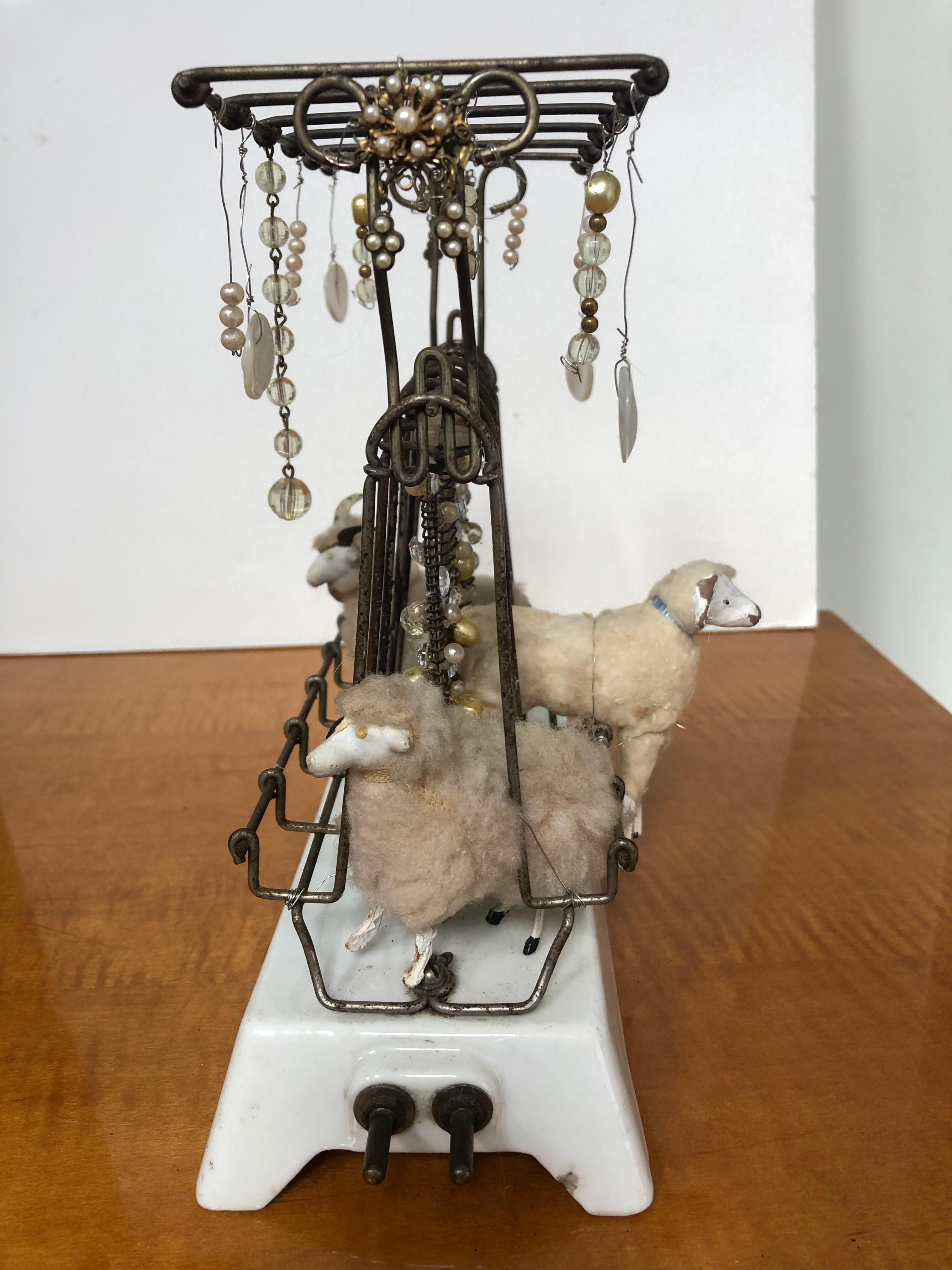 Caprichosa escultura original de sobremesa en técnica mixta sobre una tostadora antigua Metal en venta