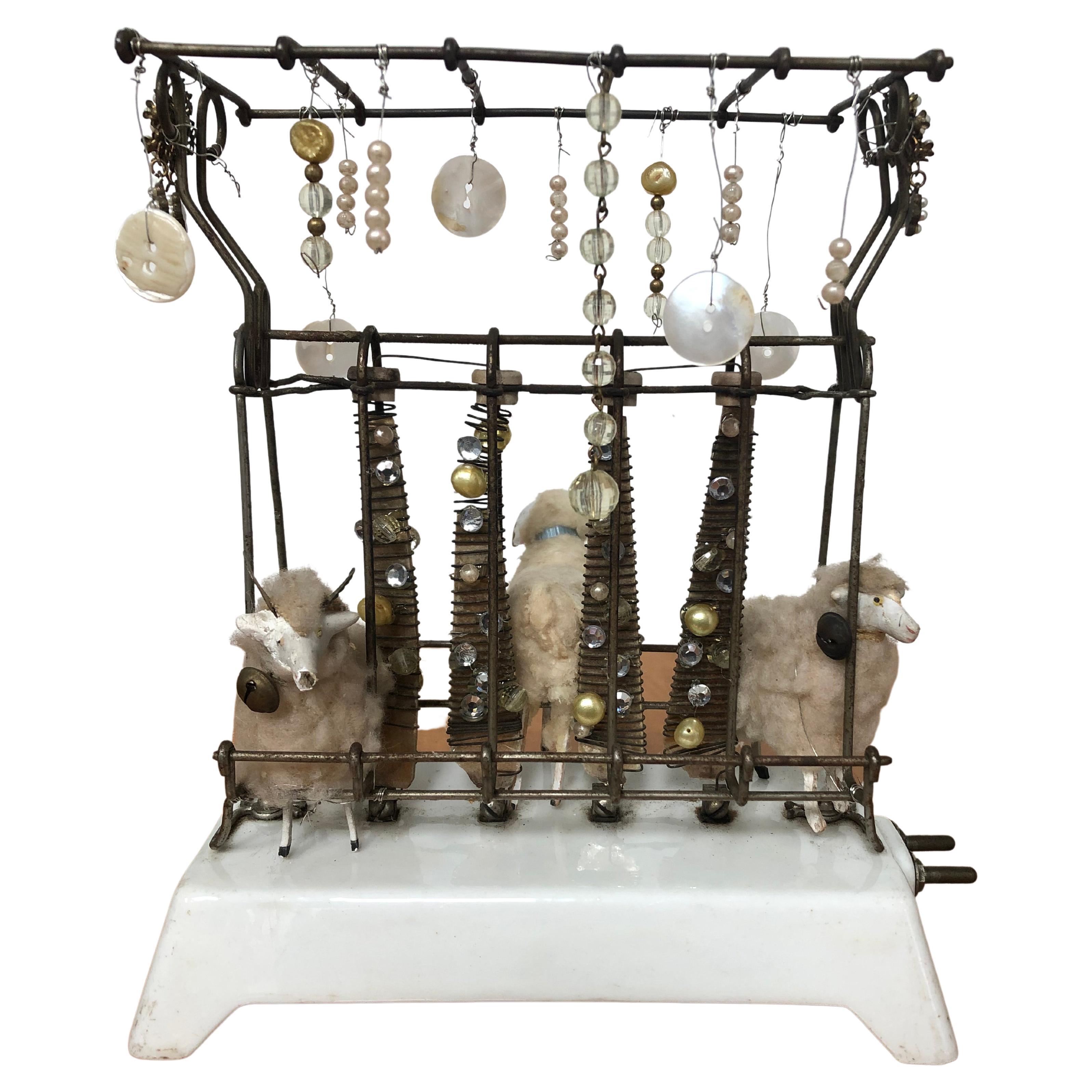 Sculpture originale fantaisiste de plateau de table en techniques mixtes sur toaster vintage