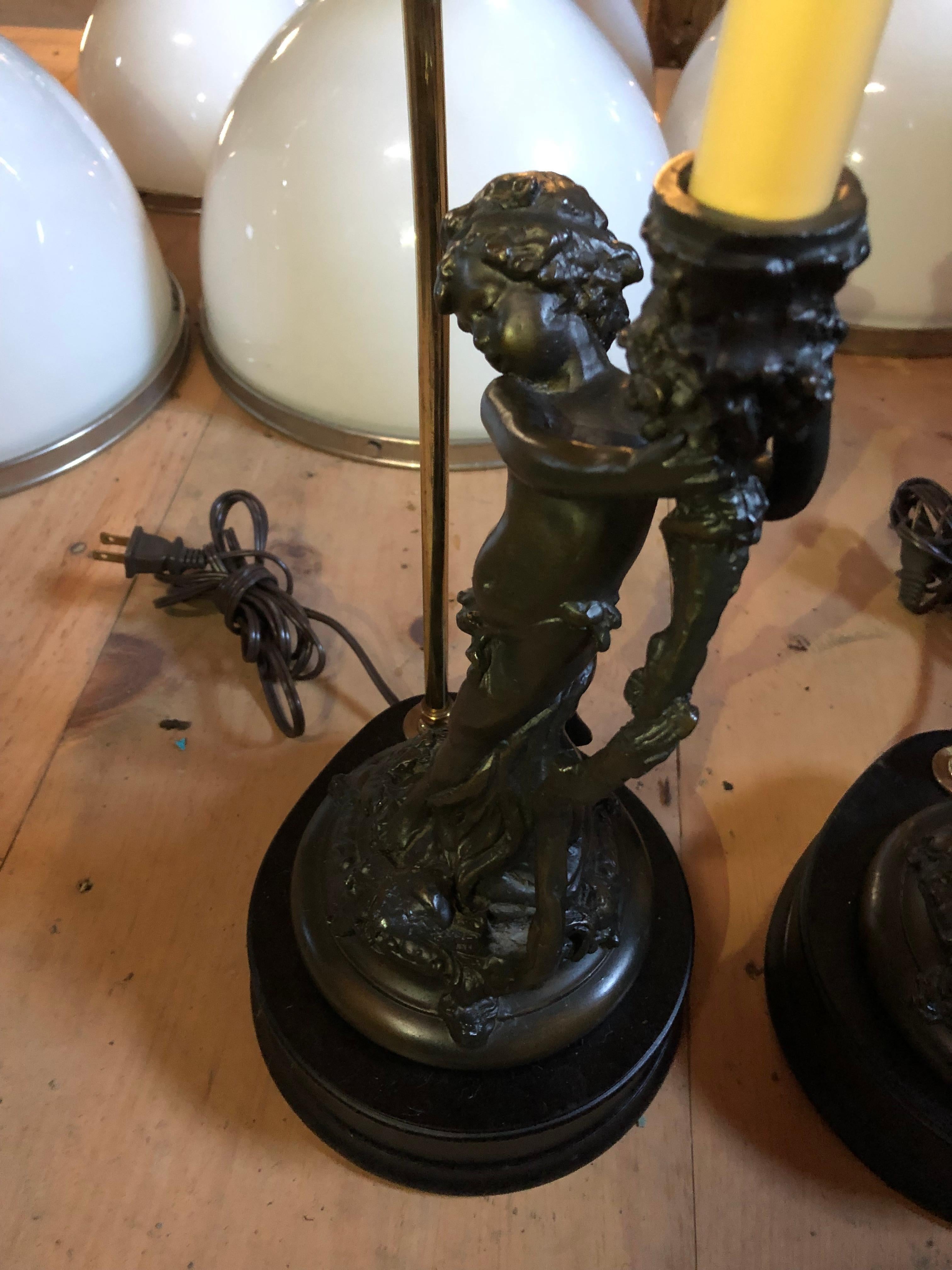 Américain Paire fantaisiste de lampes de table Cherub en finition bronze en vente
