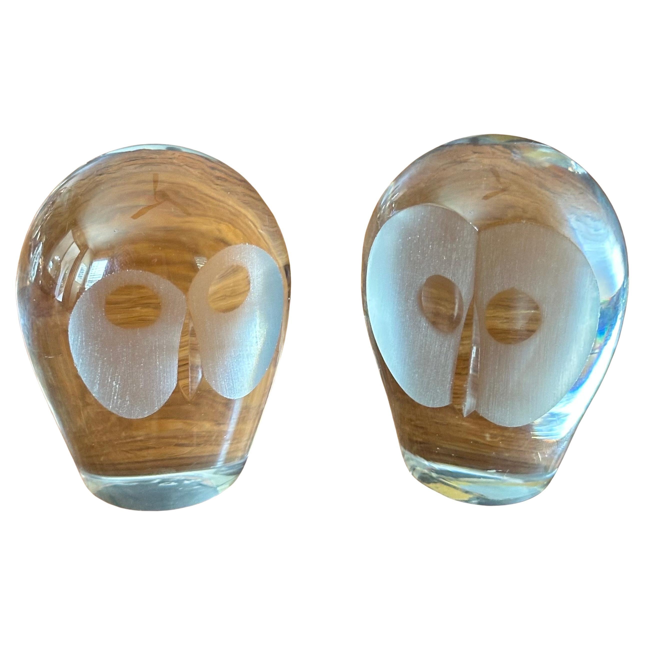 Stravagante coppia di gufi di cristallo / fermacarte di Royal Krona of Sweden, circa anni '70.  I gufi sono in ottime condizioni vintage, senza scheggiature o crepe, e misurano 2,25