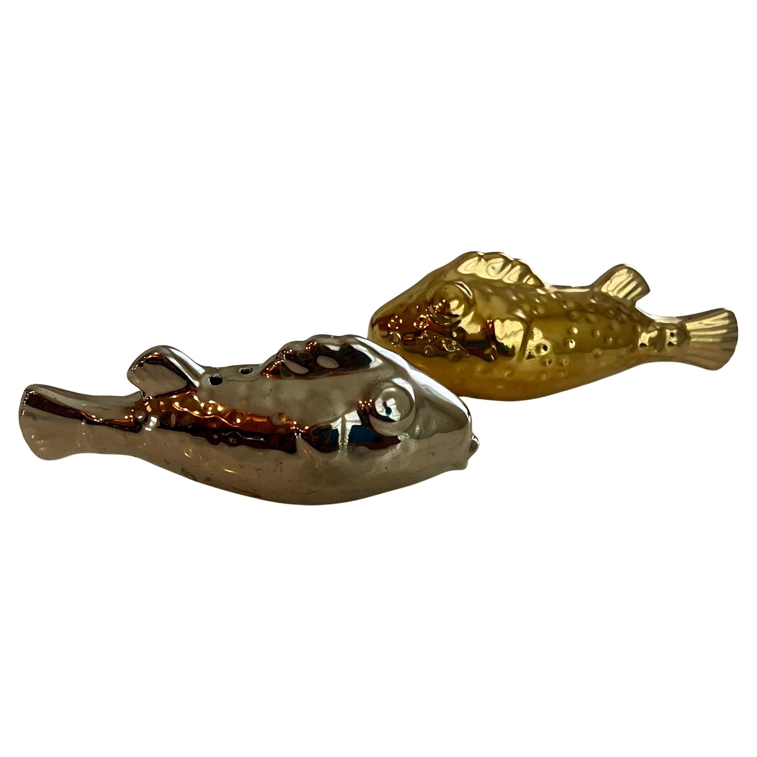 Whimsical Pair of Fish Italian Ceramic salt & Pepper shakers Gold &Silver Finish In Excellent Condition For Sale In San Diego, CA