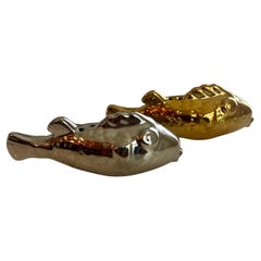 Stravagante coppia di pesci in ceramica italiana, sale e pepe con finitura oro e argento