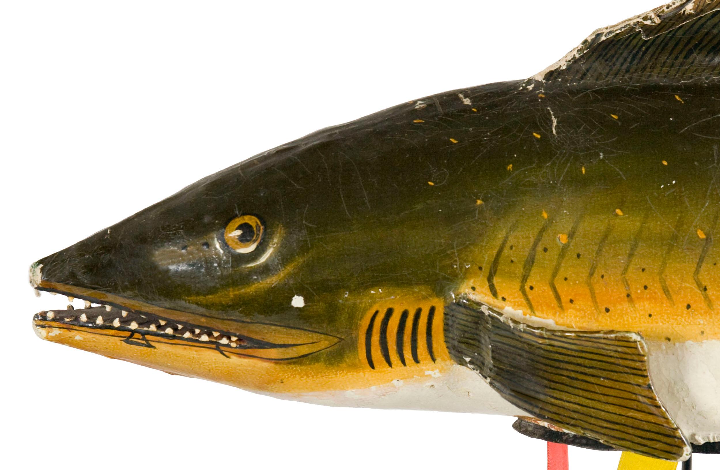 Dieses lustige Paar Fischhüte der Volkskunst aus der Zeit um 1920 ist sorgfältig aus Draht, Stoff und Leder gefertigt. Ihre hell bemalten Oberflächen wurden offensichtlich von einem professionellen Künstler ausgeführt. Ich habe in meiner Erfahrung