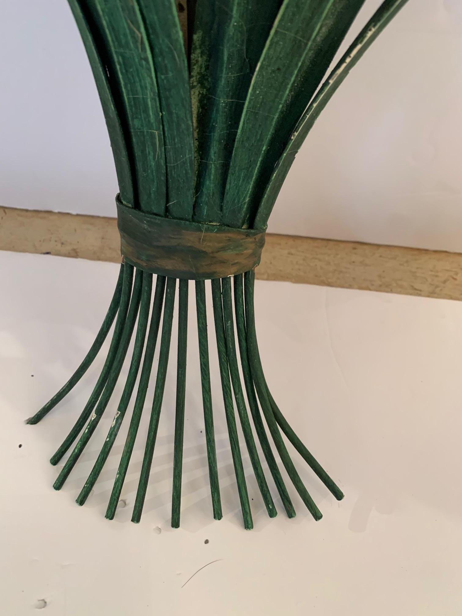 Skurriles Paar italienischer Wheatsheaf-Wandhalterungen aus Eisen und Zinn, bemalt im Angebot 4