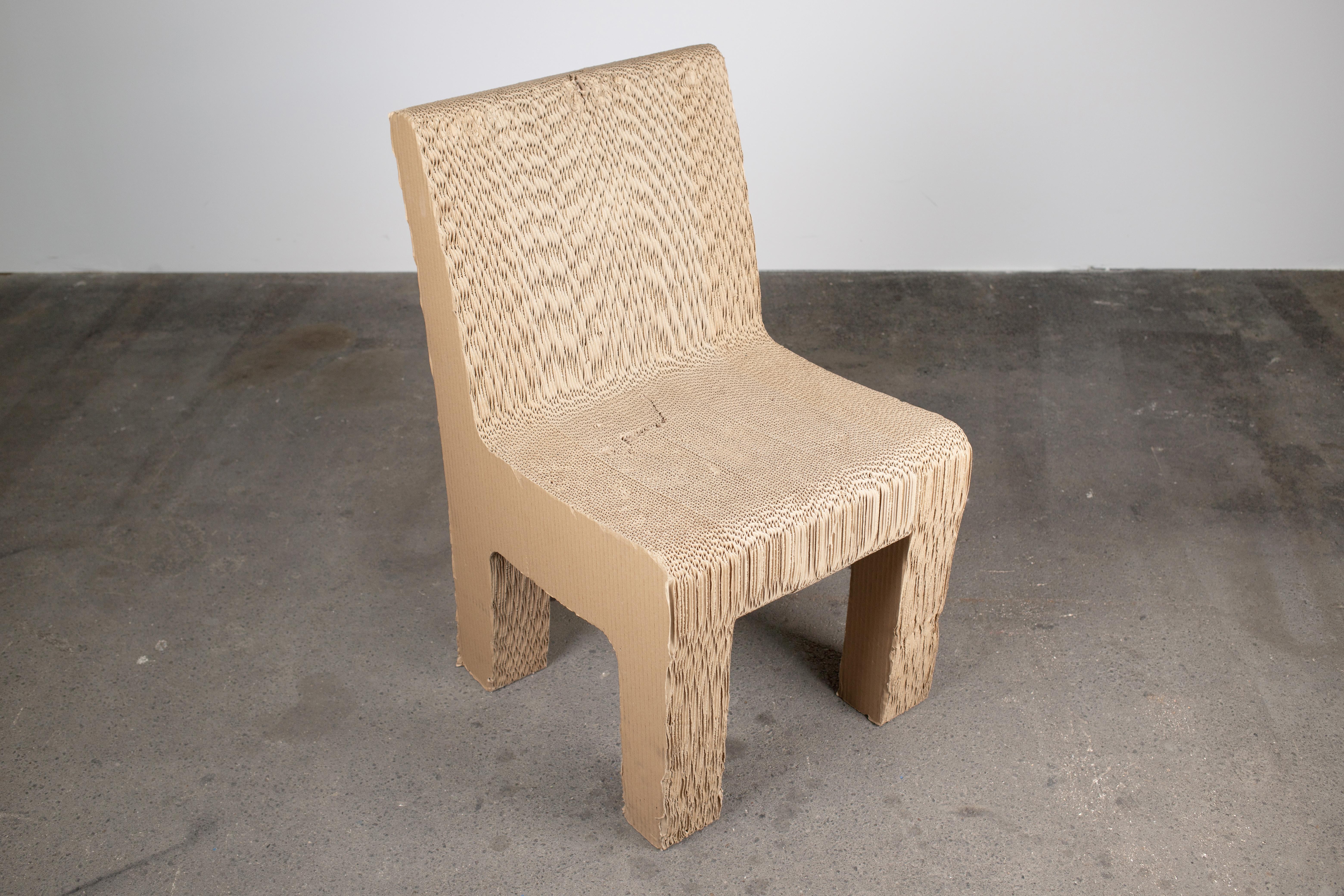Chaise sculpturale postmoderne fantaisiste en carton en vente 1