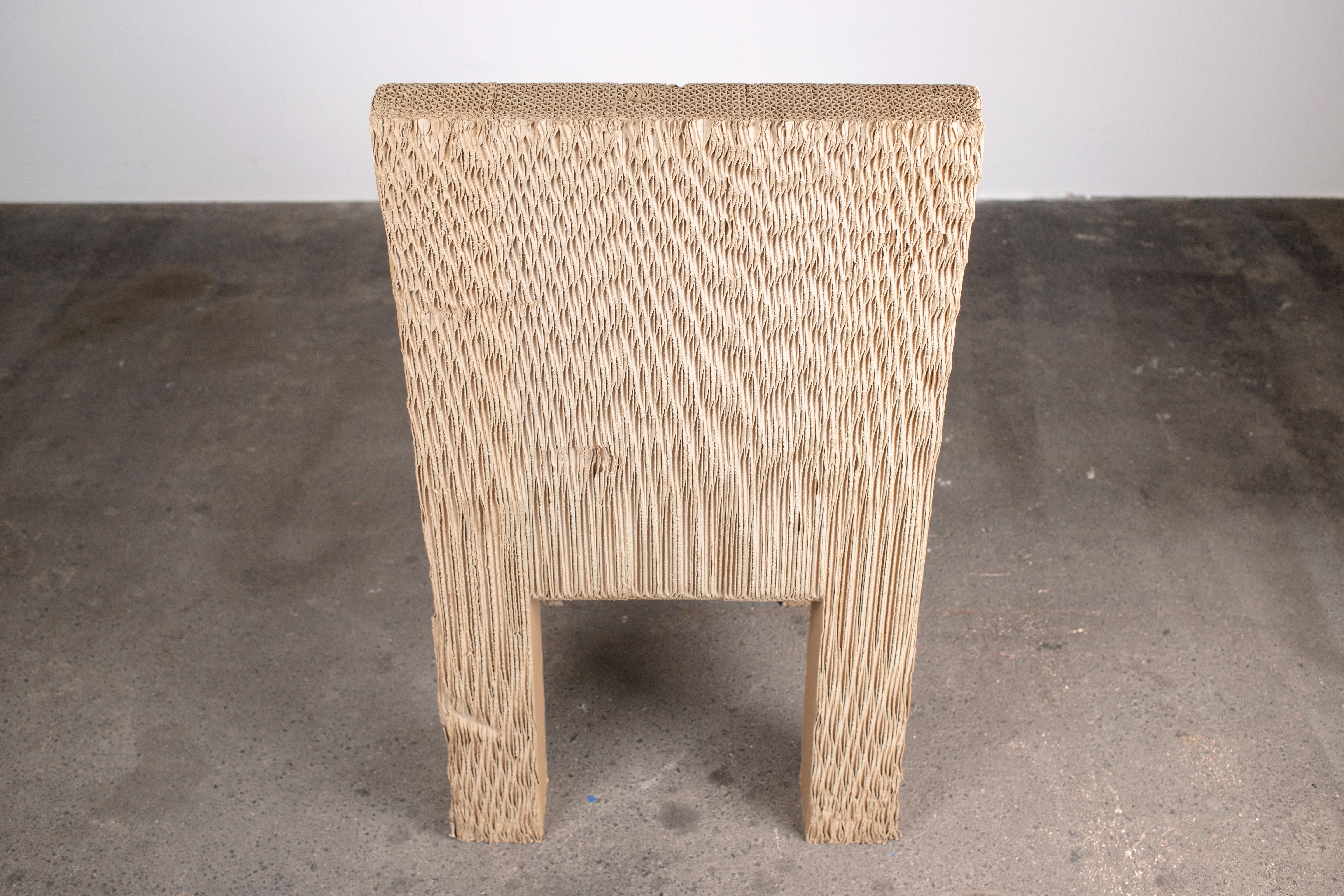 Skurriler postmoderner skulpturaler Stuhl aus Pappe im Angebot 2