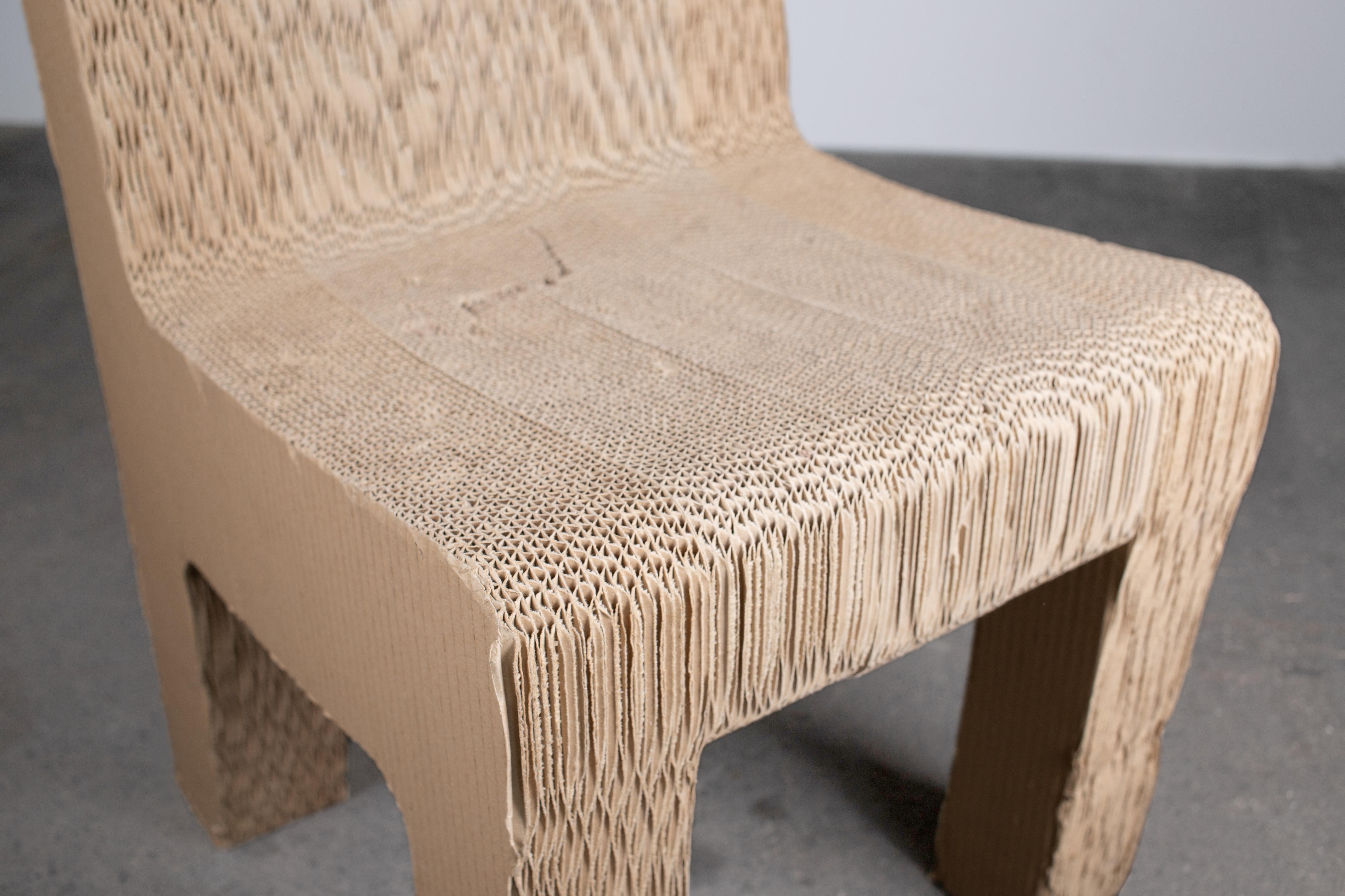 Chaise sculpturale postmoderne fantaisiste en carton en vente 3