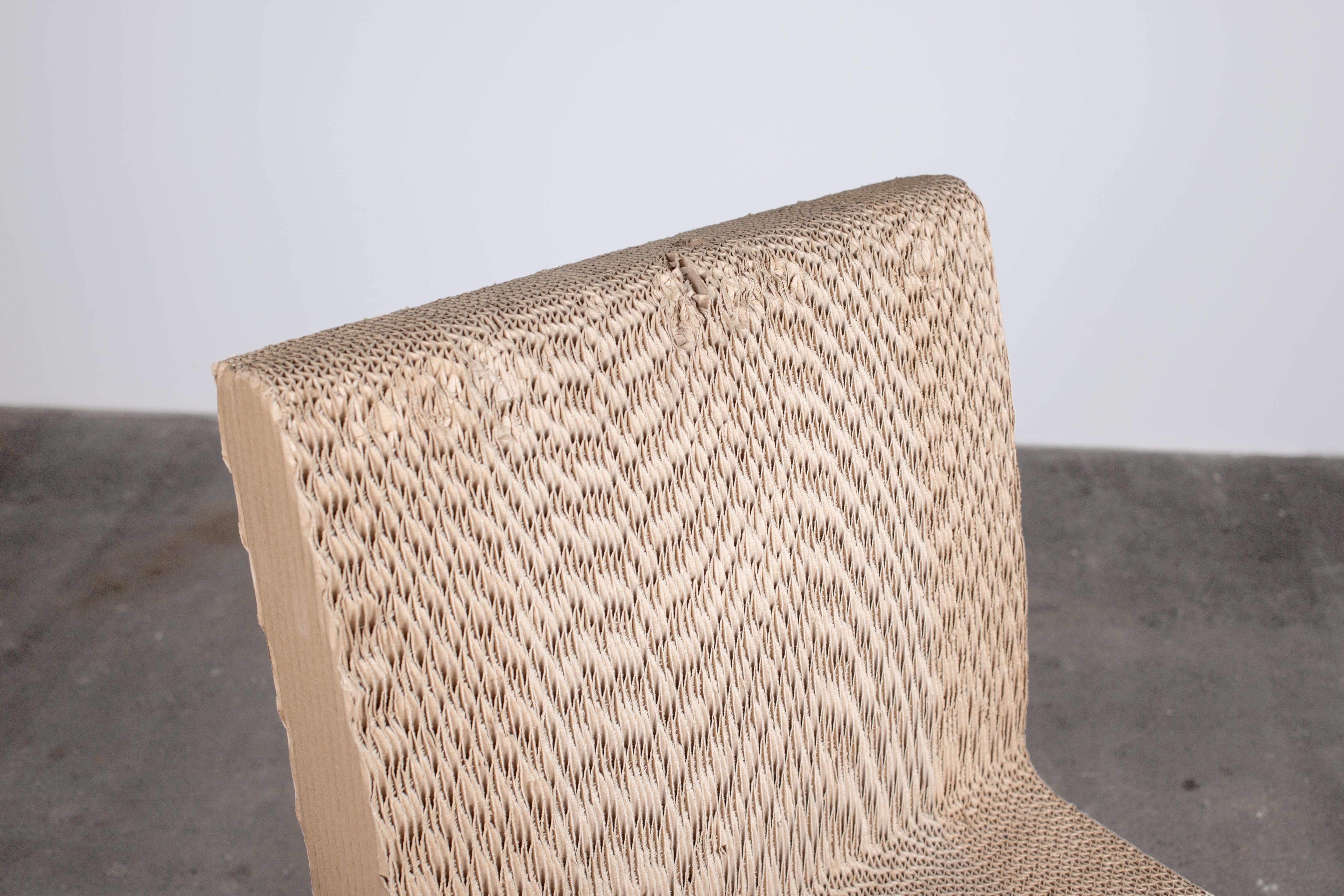 Skurriler postmoderner skulpturaler Stuhl aus Pappe im Angebot 4