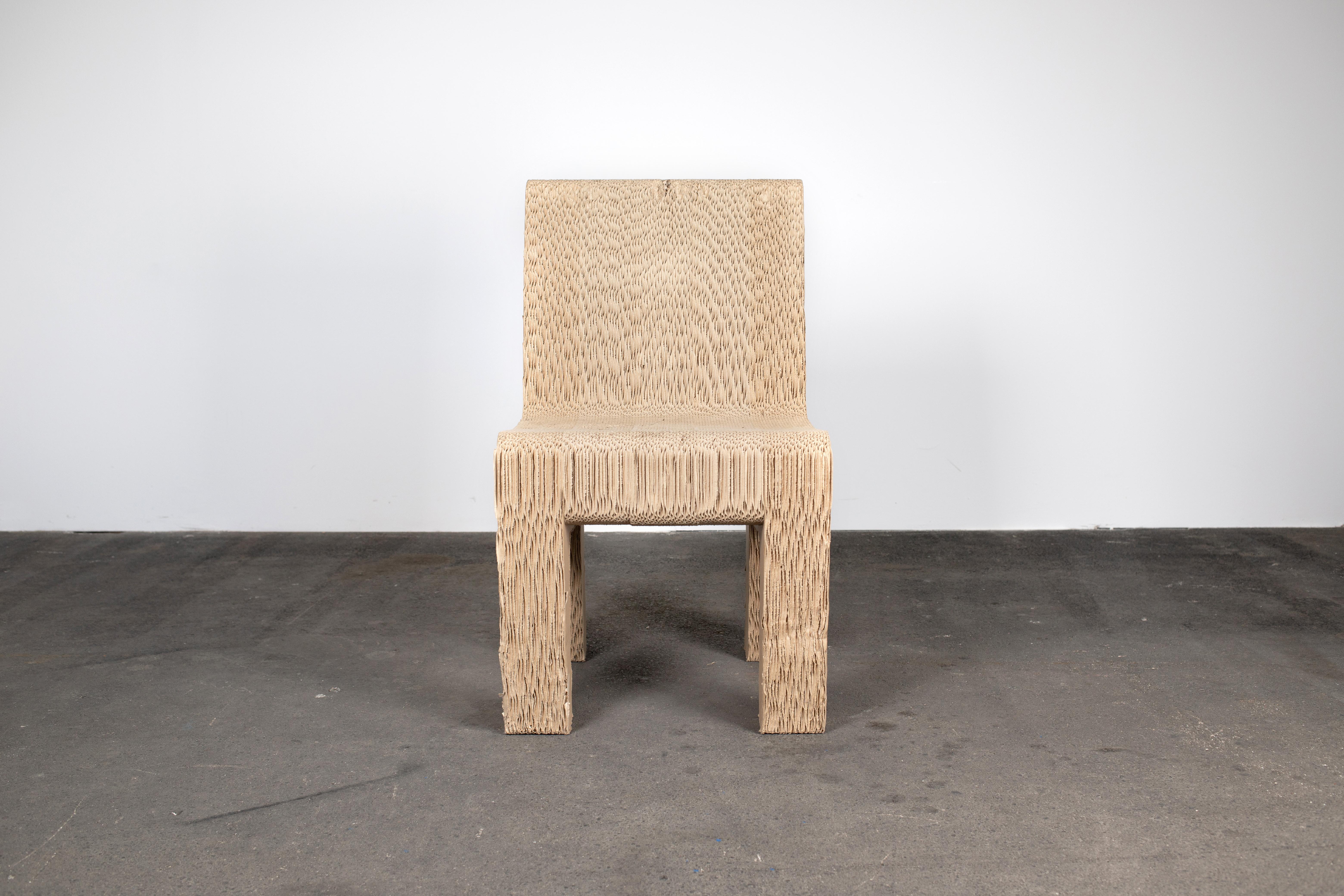 Chaise sculpturale postmoderne fantaisiste en carton Bon état - En vente à Grand Cayman, KY