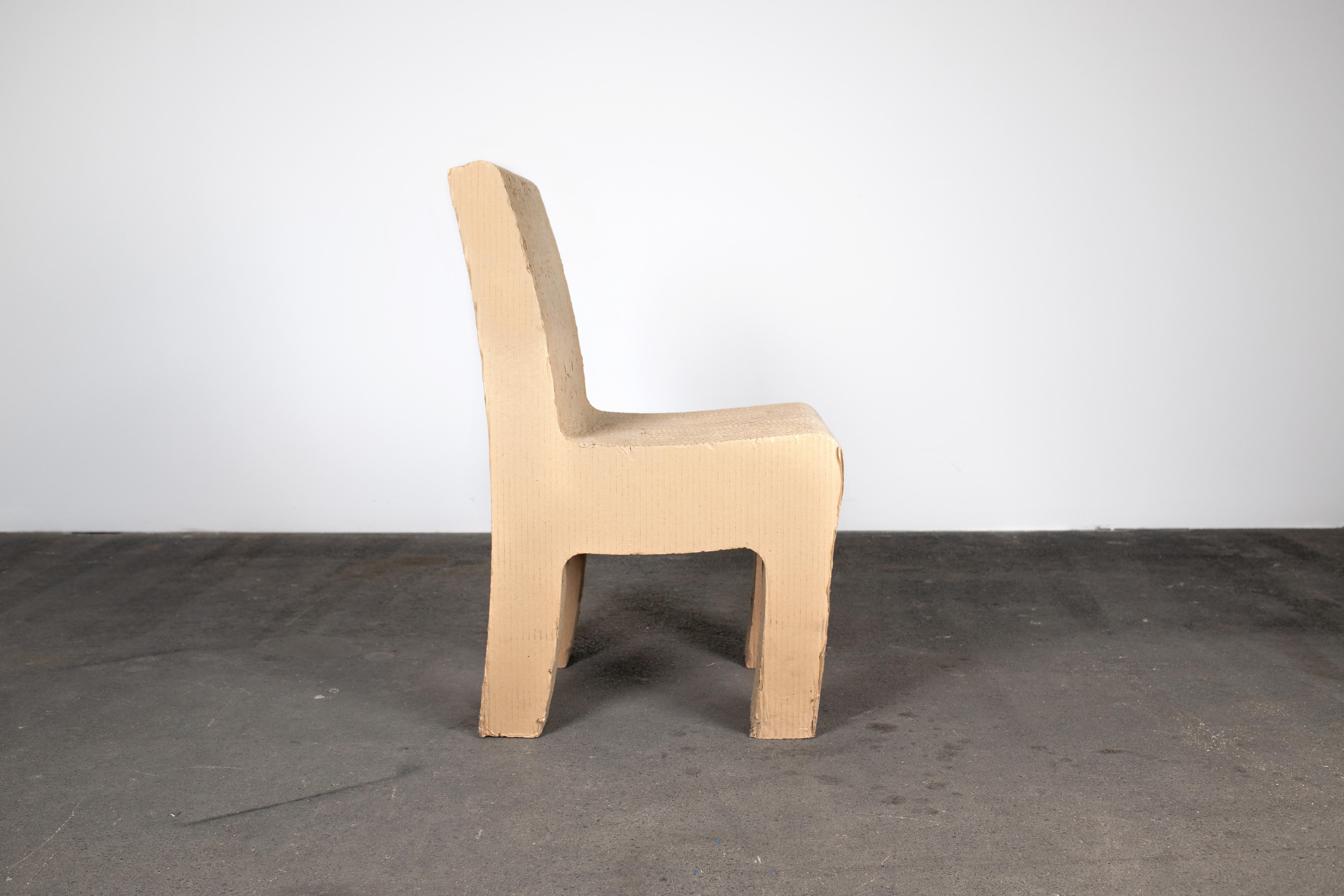Chaise sculpturale postmoderne fantaisiste en carton des années 1980 en Allemagne, en carton marron et rappelant Frank Gehry. La chaise est étonnamment ergonomique et confortable. Il ajoute certainement une touche ludique et amusante à votre