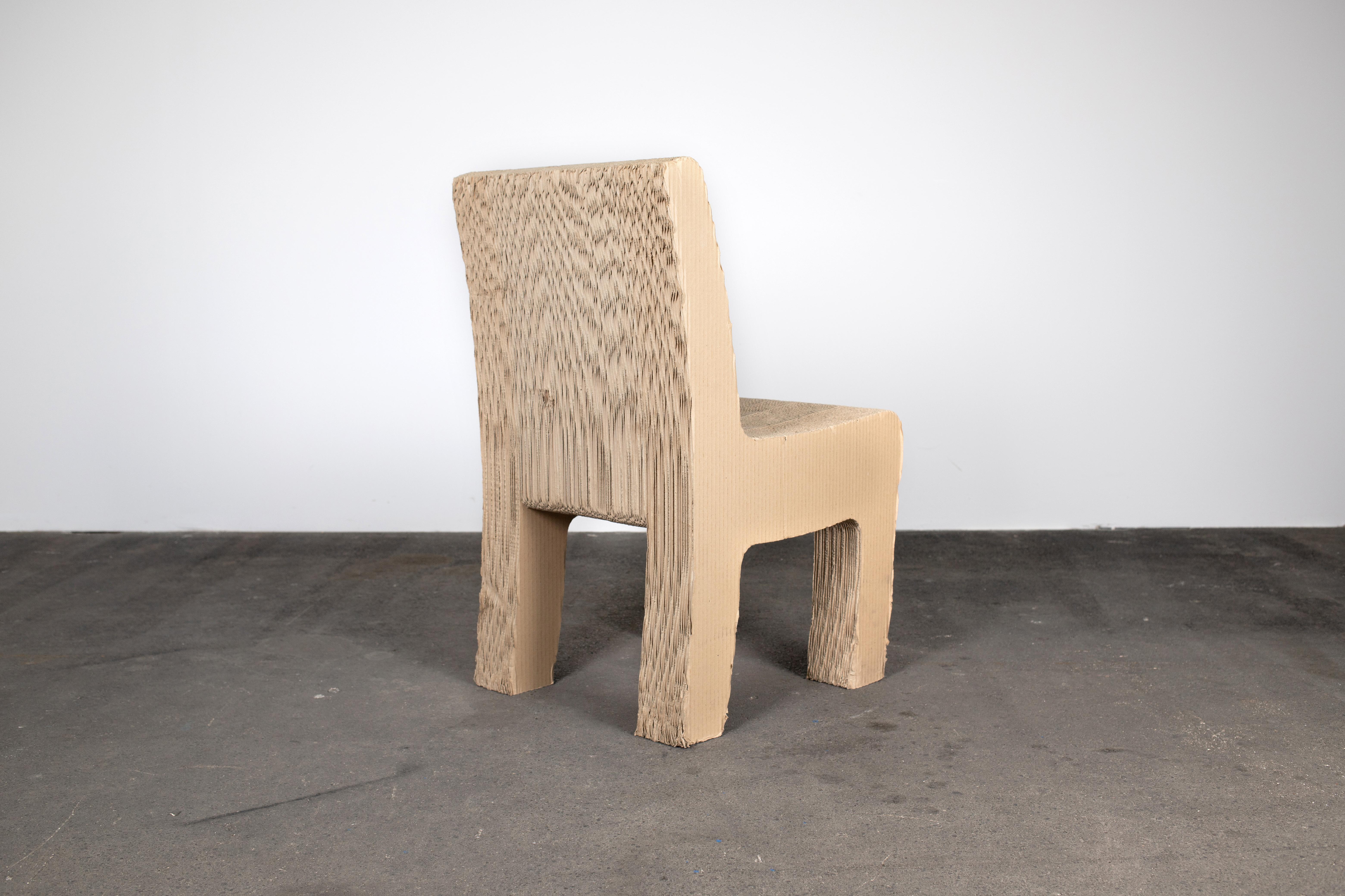 20ième siècle Chaise sculpturale postmoderne fantaisiste en carton en vente