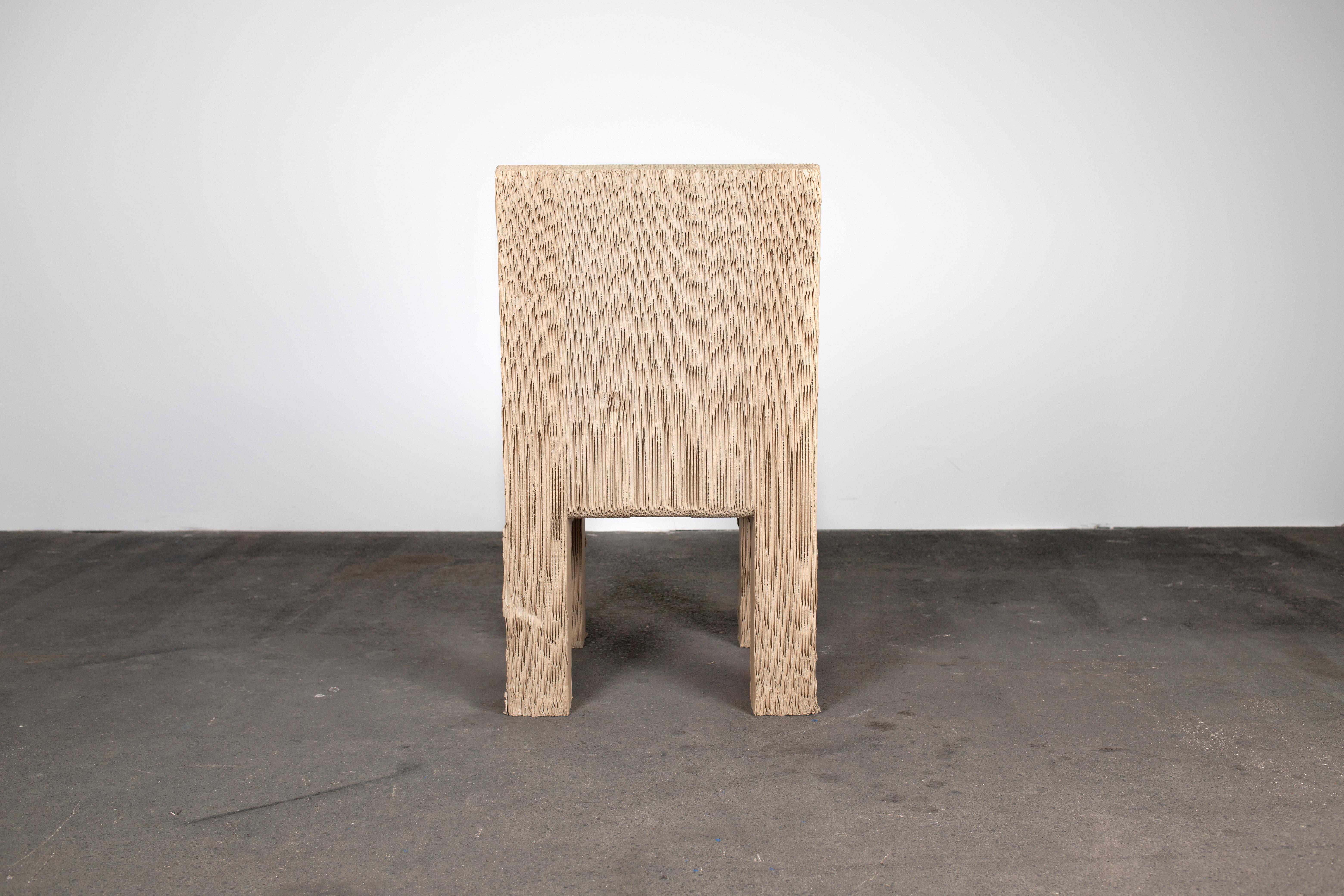 Papier Chaise sculpturale postmoderne fantaisiste en carton en vente