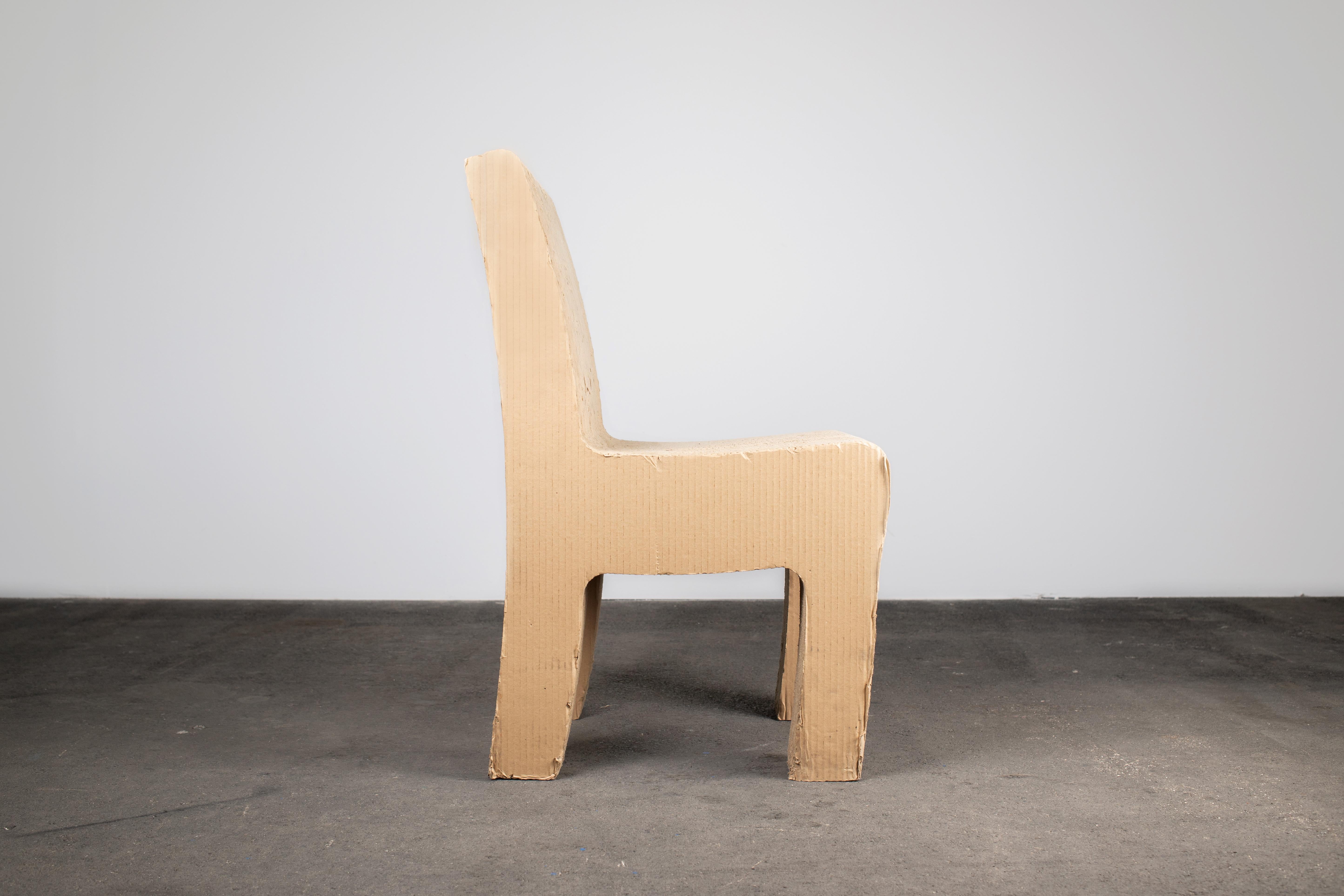 Allemand Chaise sculpturale postmoderne fantaisiste en carton en vente