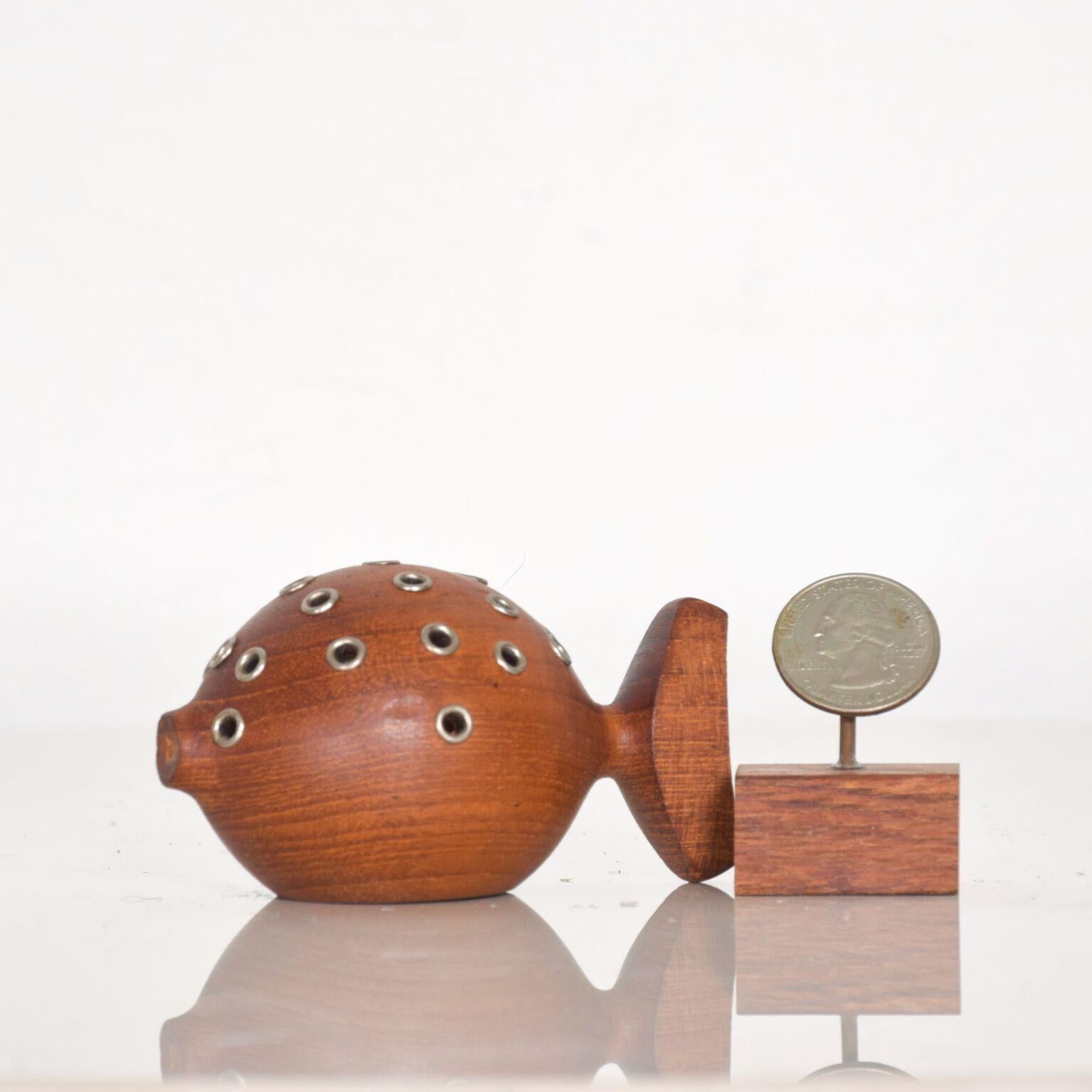 For your pleasure vintage Mid-Century Modern: Whimsical teak puffer fish toothpick holder Appetizer server from Denmark. In the style of Ernst Henriksen, 1960s. Metal eyelets on Solid Teak Wood.

Dimensions: 3 1/2