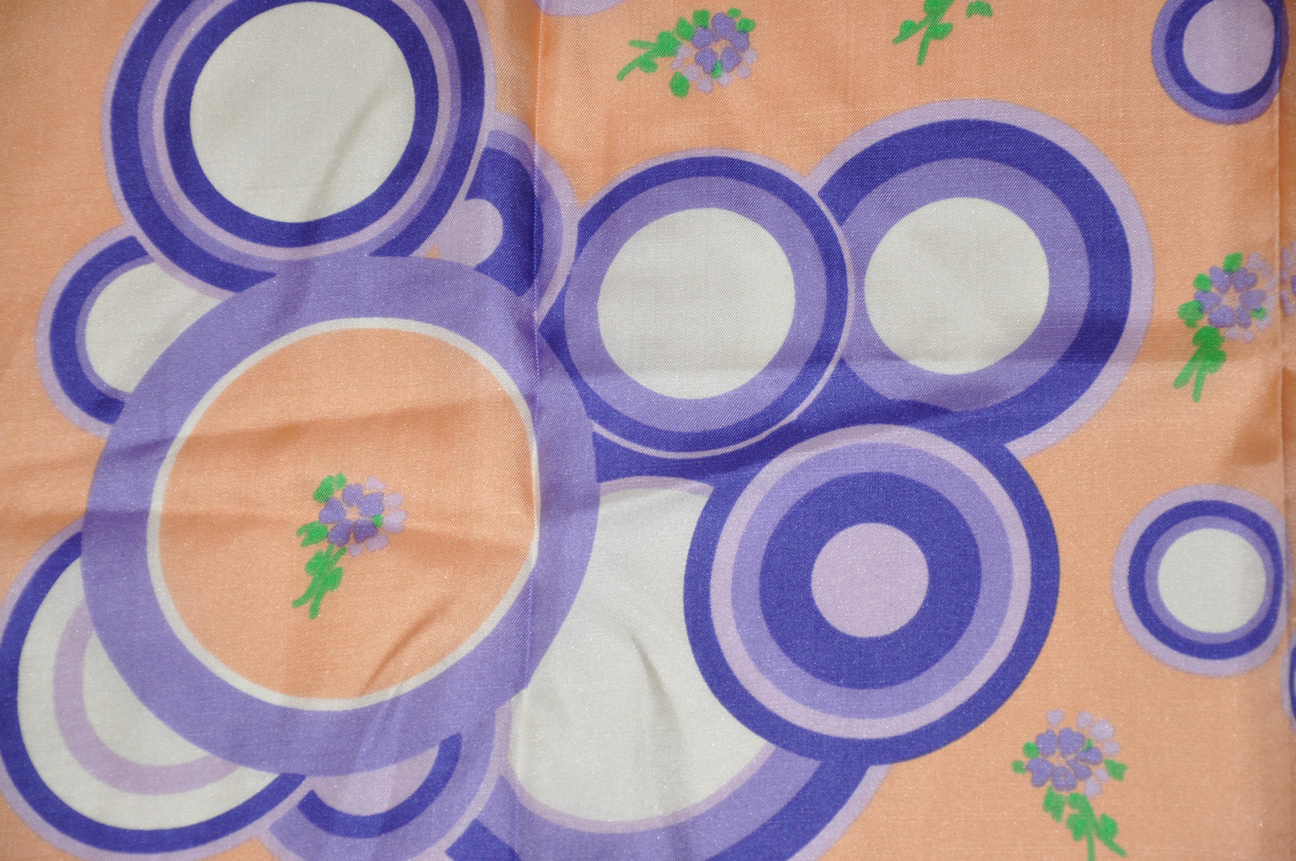 Beige Écharpe en soie fantaisiste violette riche avec « Abat-jours abstraits de cercles lavande » en vente