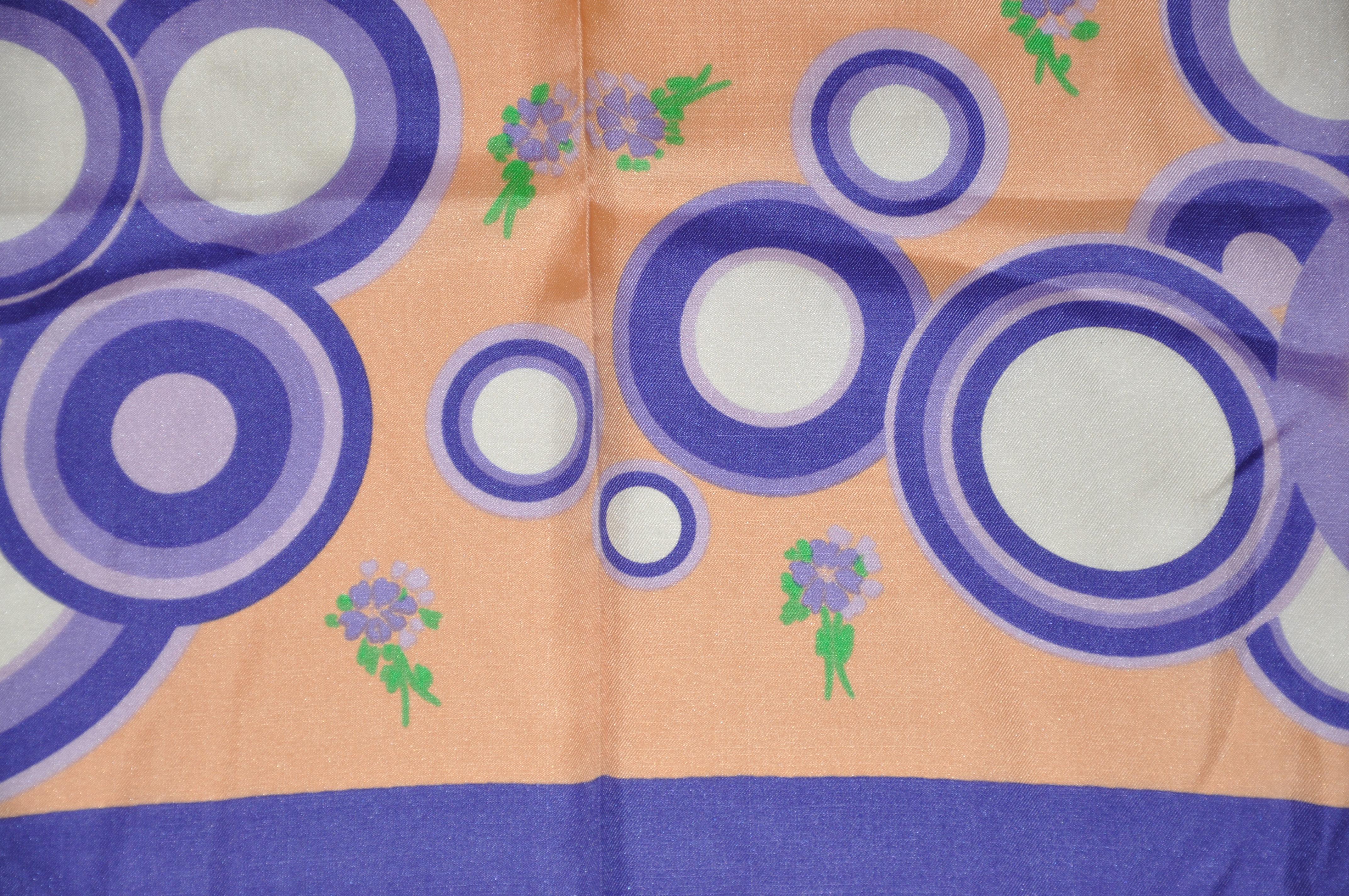 Écharpe en soie fantaisiste violette riche avec « Abat-jours abstraits de cercles lavande » Bon état - En vente à New York, NY