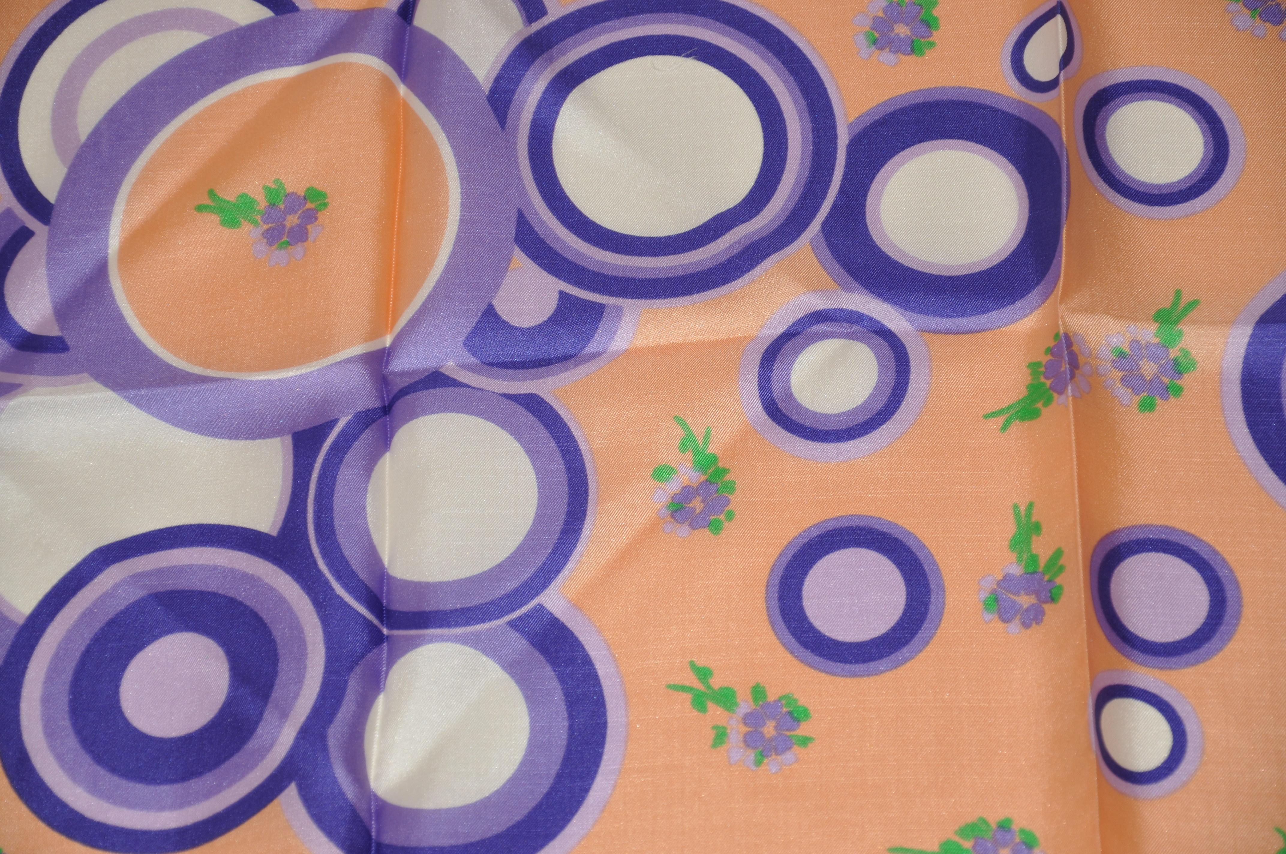 Écharpe en soie fantaisiste violette riche avec « Abat-jours abstraits de cercles lavande » en vente 1