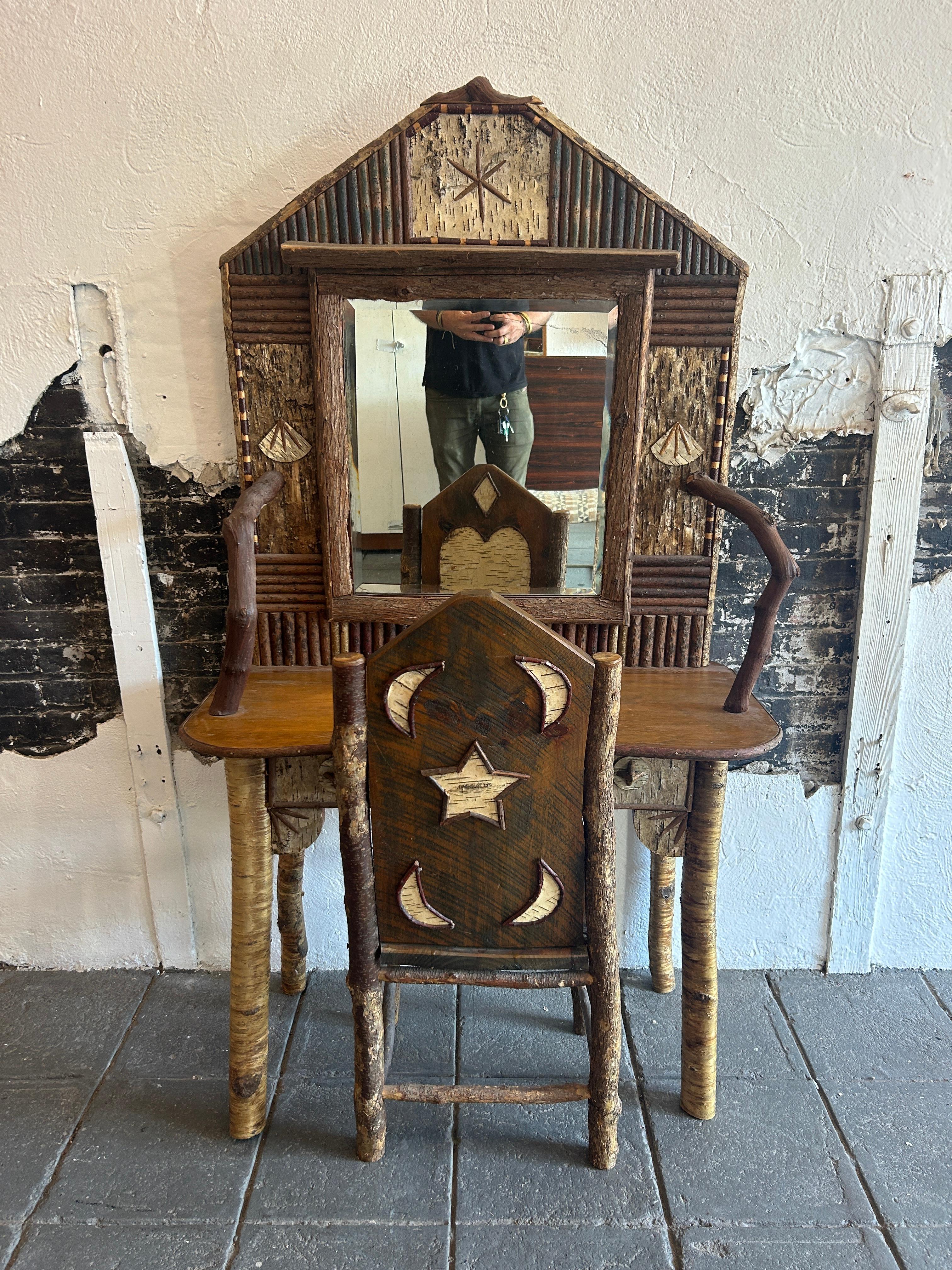 Skurrile rustikale Adirondack Kind Vanity Mirror Schreibtisch und Stuhl American Studio Handwerk. Sehr schöner Kinderschreibtisch für eine Hütte oder ein rustikal gestaltetes Haus. Alles handgefertigt in den USA aus heimischen Bäumen und Holz in