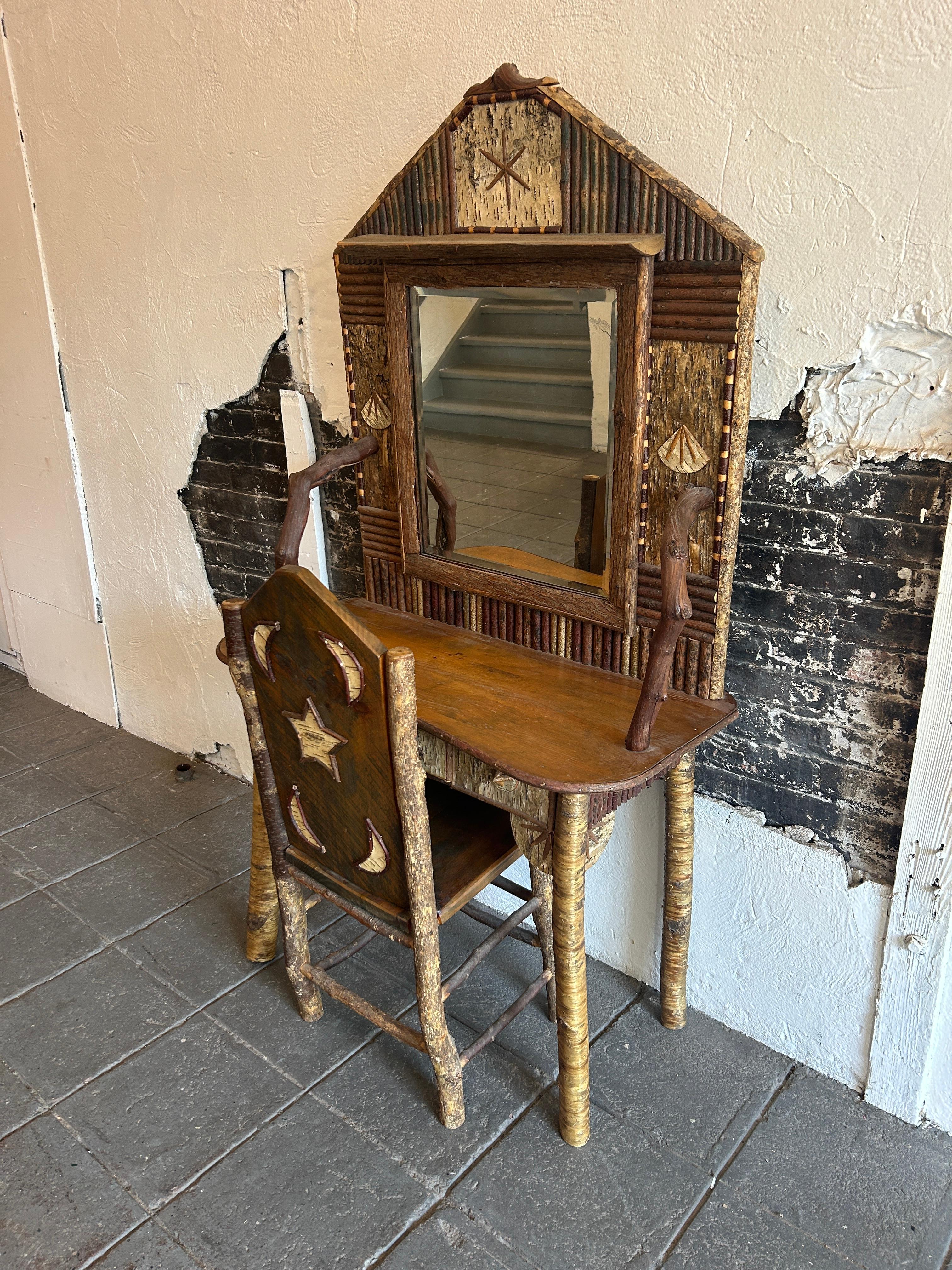 Skurrile rustikale Adirondack Kind Vanity Mirror Schreibtisch und Stuhl Studio Craft (Holzarbeit) im Angebot