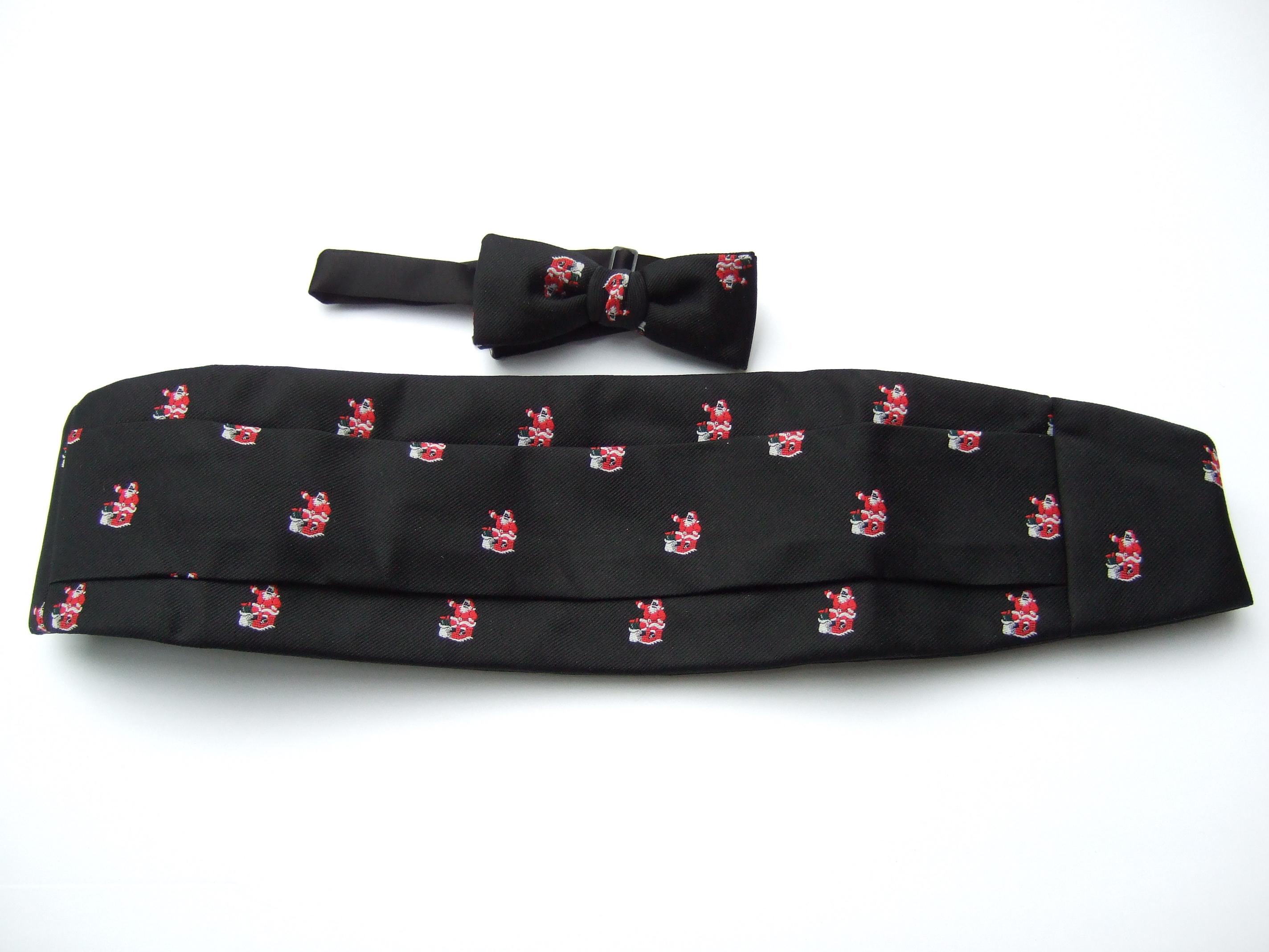 Whimsical Santa Claus Themed Cummerbund Bow Tie Set c 1980s In Good Condition For Sale In University City, MO