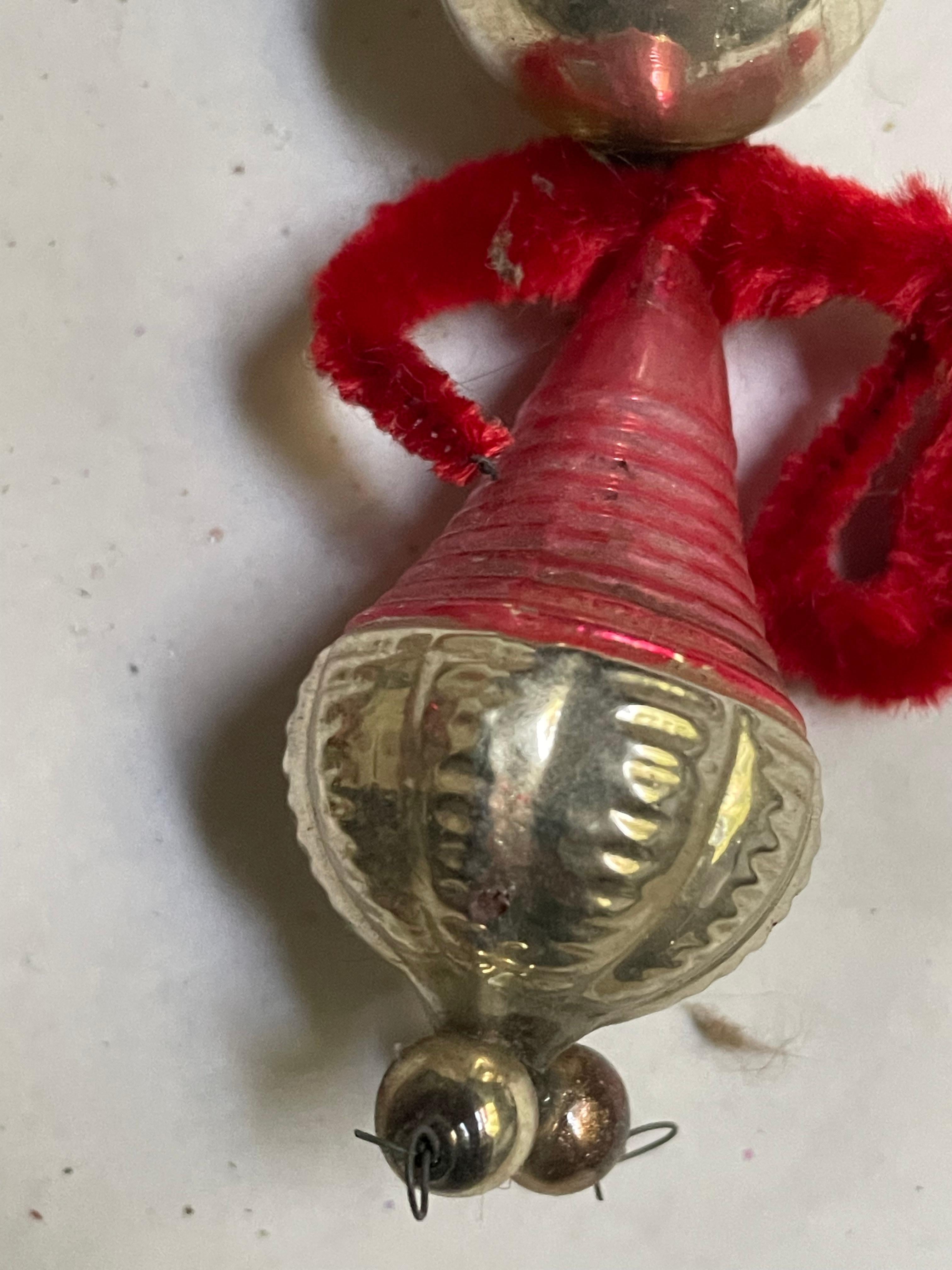 Das ist wirklich das Niedlichste, was ich je gesehen habe! Der skurrile Weihnachtsmann besteht aus mundgeblasenen Quecksilberglaskugeln, die mit einer hübschen Weihnachtsmannmütze und einem Pfeifenreiniger, der sich zu einem Arm und einem Arm mit