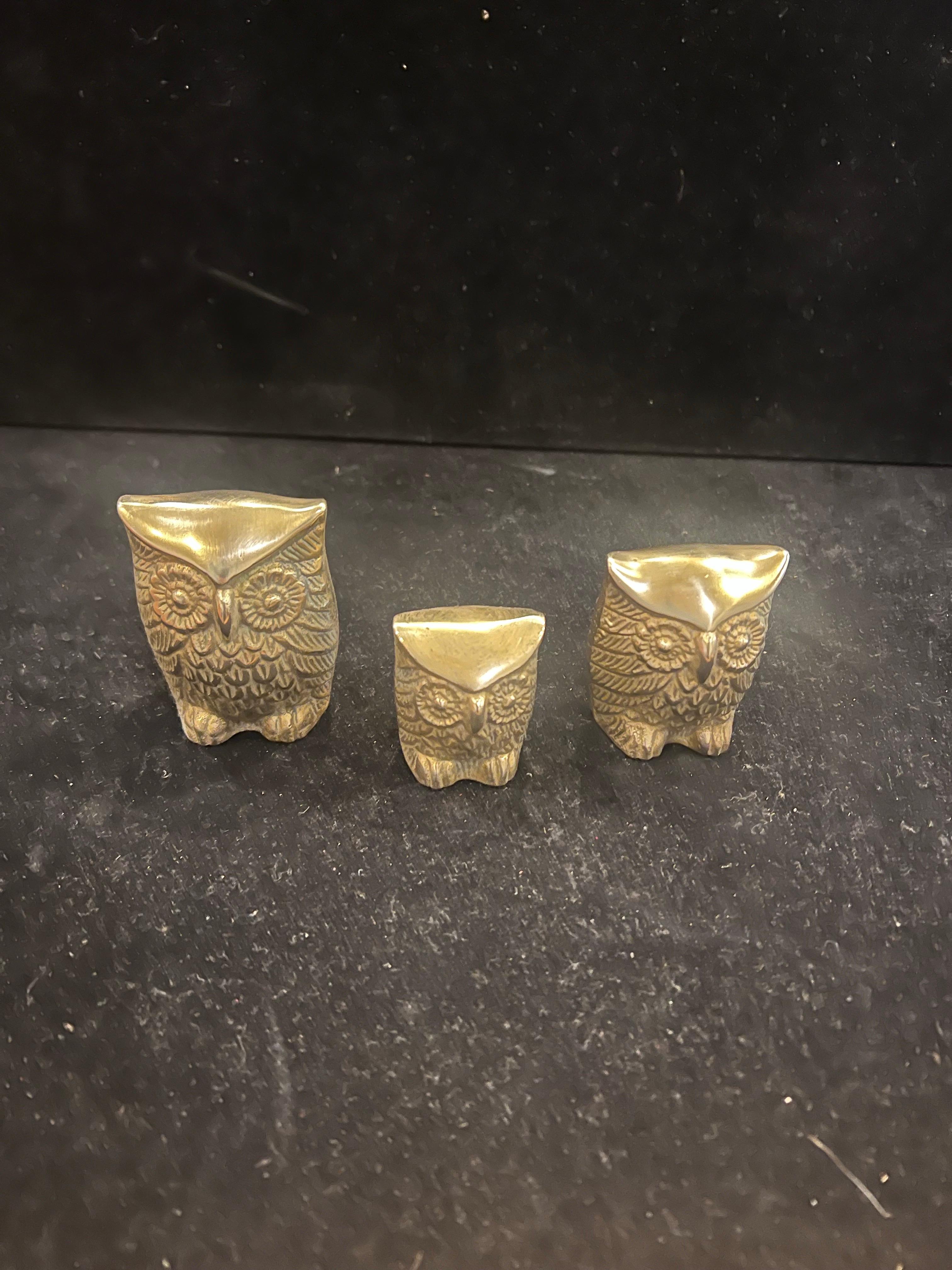 American Whimsical set of 3 Patinated Brass Owls from short to tall 1960's For Sale
