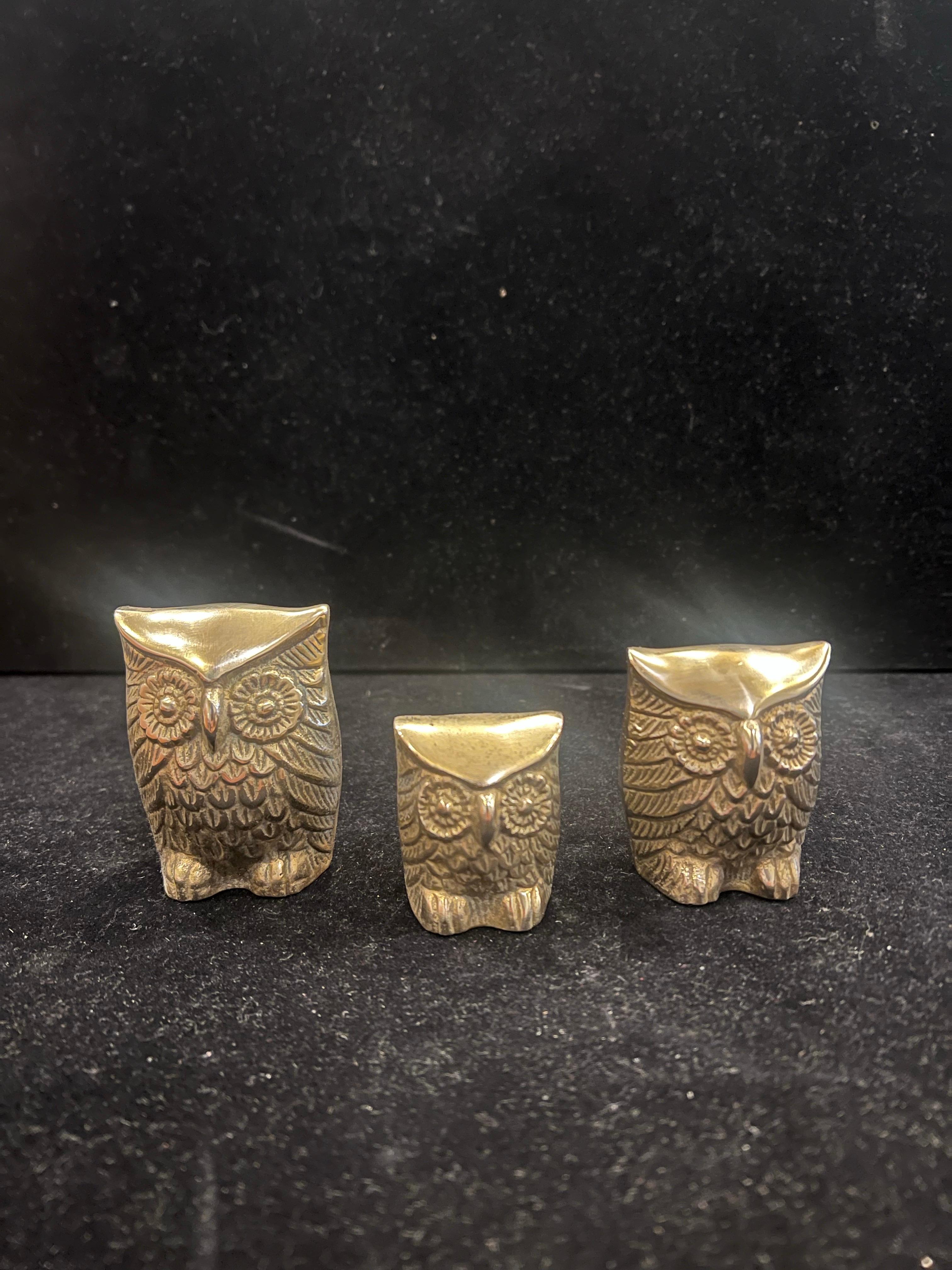 Whimsical set of 3 Patinated Brass Owls from short to tall 1960's In Excellent Condition For Sale In San Diego, CA